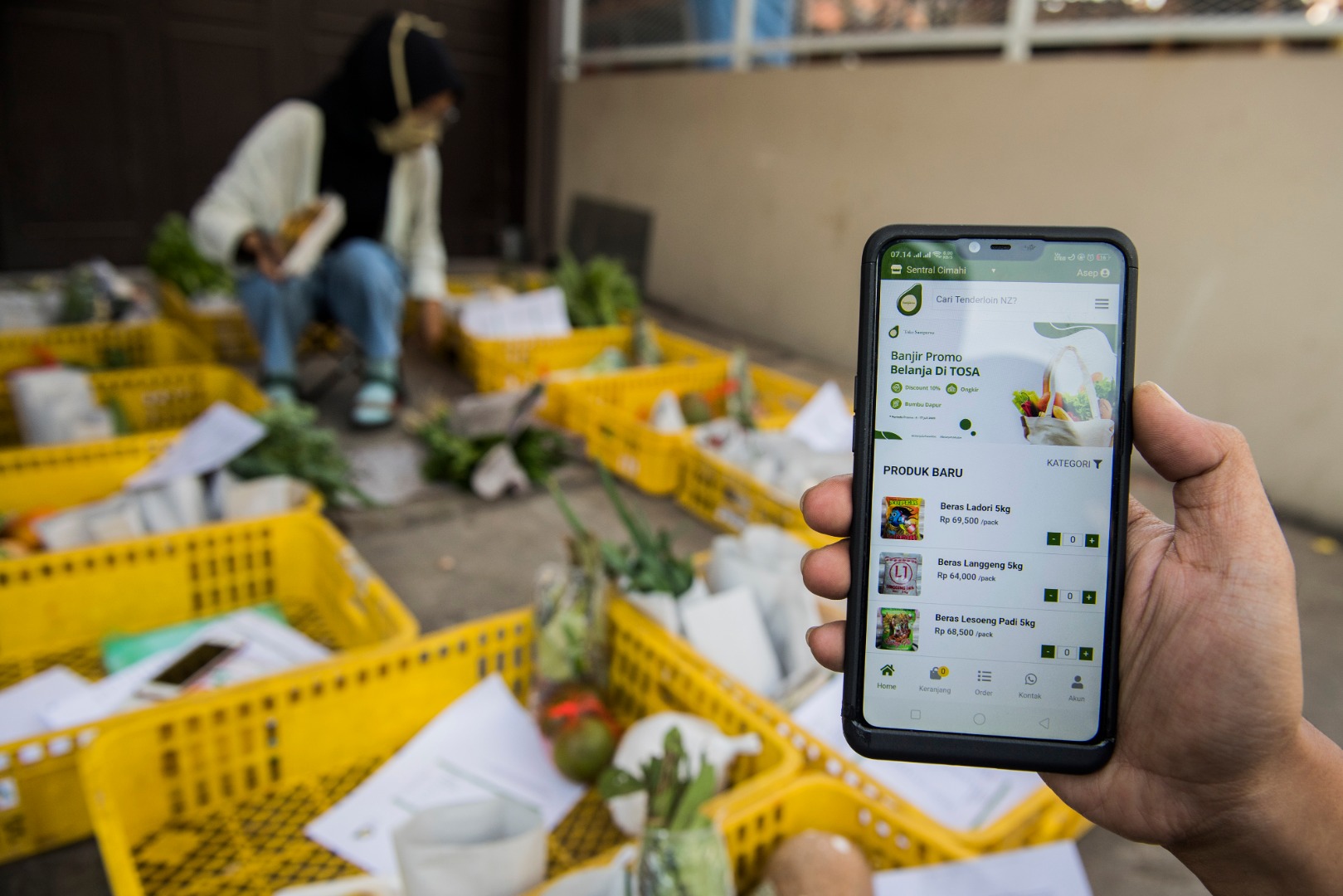 Ilustrasi pekerja menunjukkan situs belanja daring.