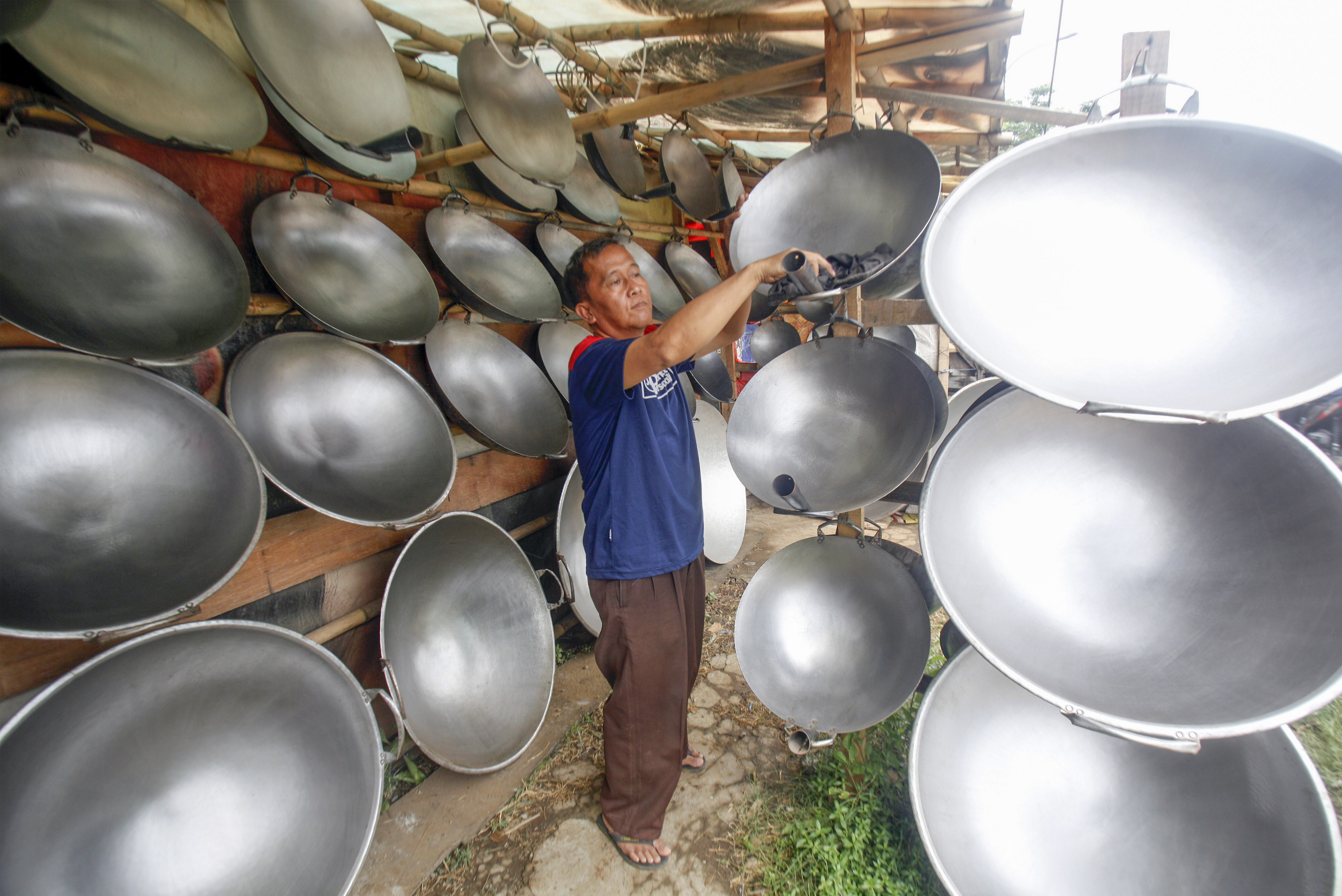 Pedagang menata wajan yang dijual di Kota Bogor, Jawa Barat.