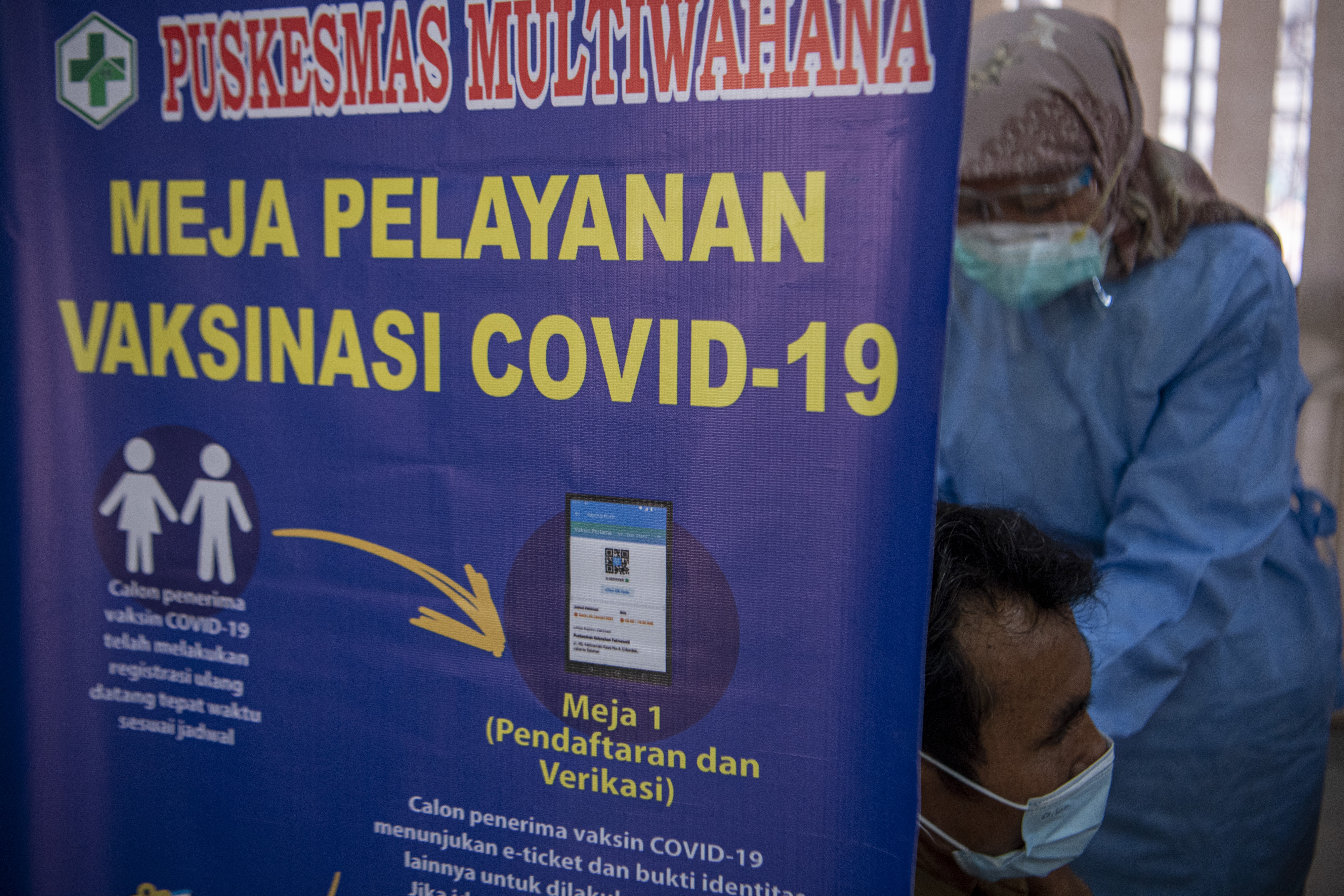 Petugas kesehatan menyuntikan vaksin covid-19 kepada seorang tenaga pendidik di Palembang. 