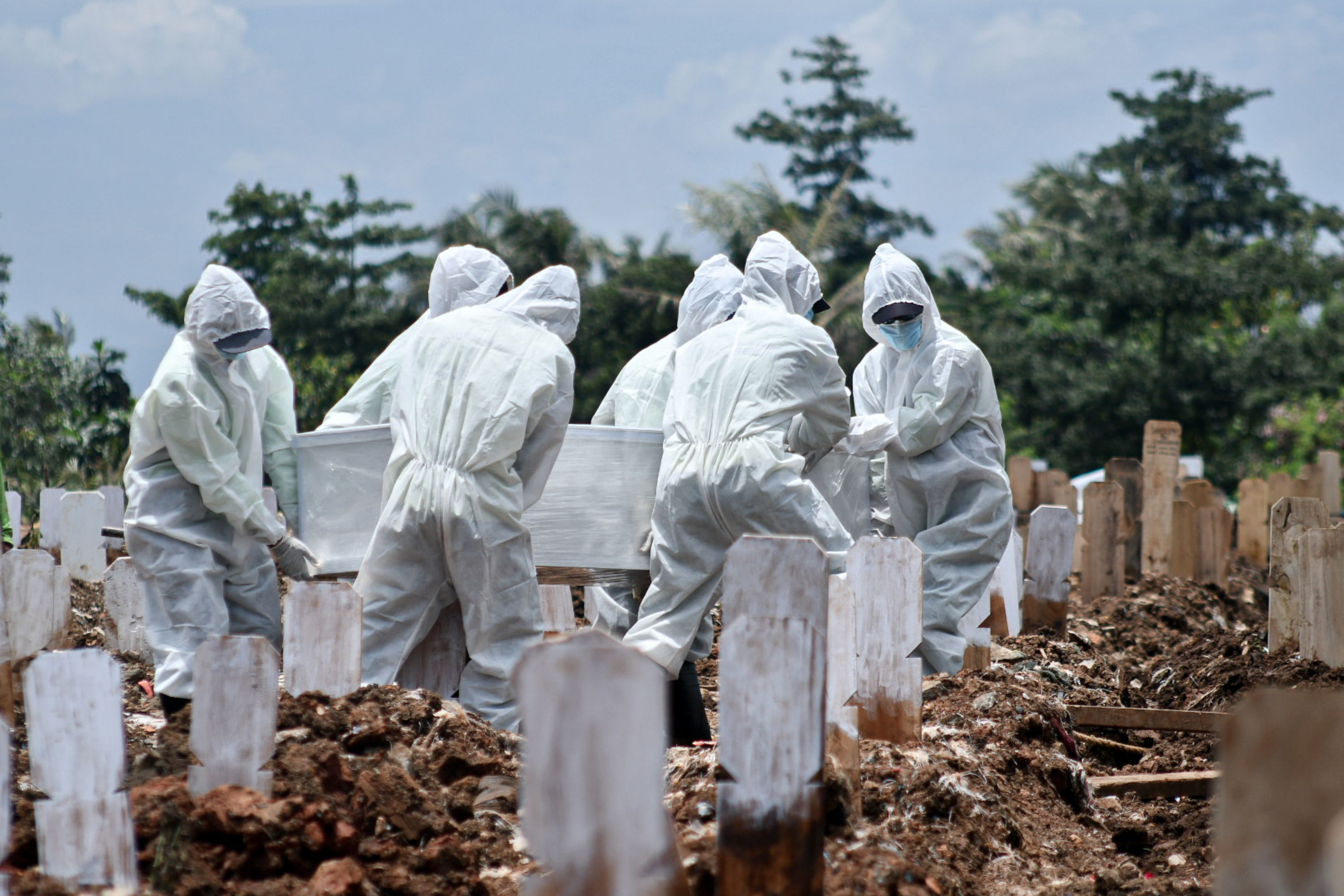 Prosesi pemakaman jenazah pasien Covid-19 di TPU Srengseng Sawah, Jakarta Selatan, Senin (1/3/2021). (ilustrasi)