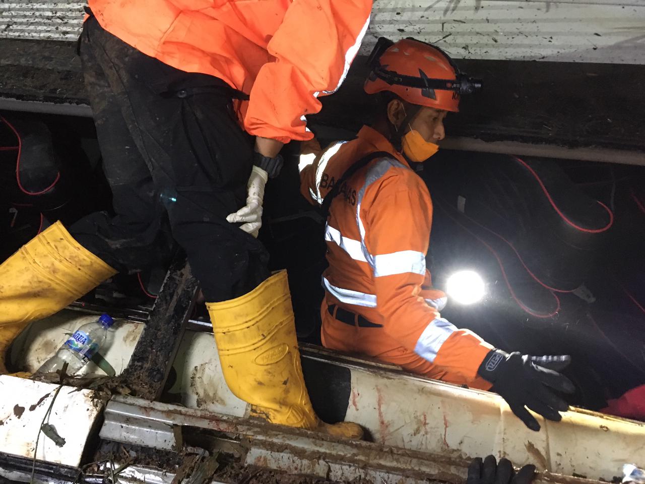 Petugas SAR mengevakuasi korban kecelakaan bus pariwisata yang jatuh ke jurang di Kecamatan Wado, Kabupaten Sumedang, Rabu (10/3/2021).