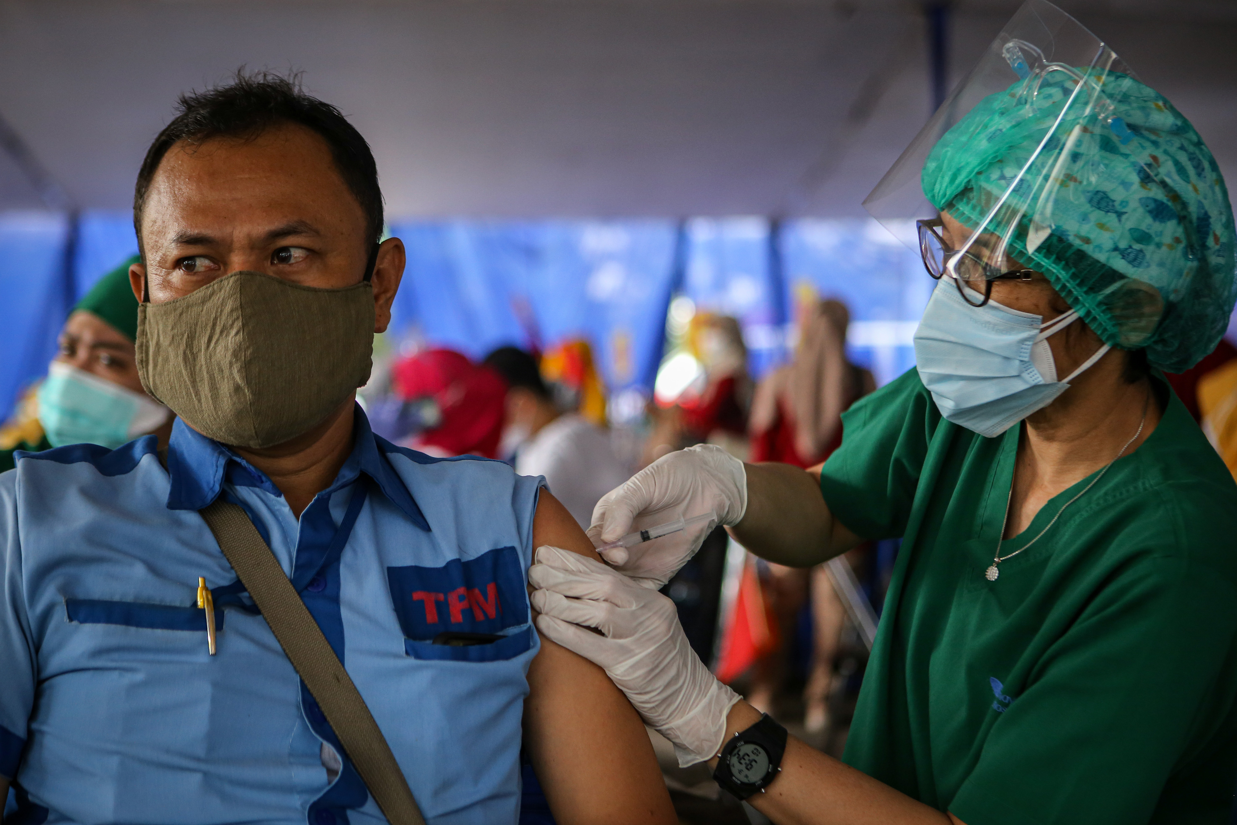 Petugas menyuntikkan vaksin Covid-19 ke petugas pelayanan publik