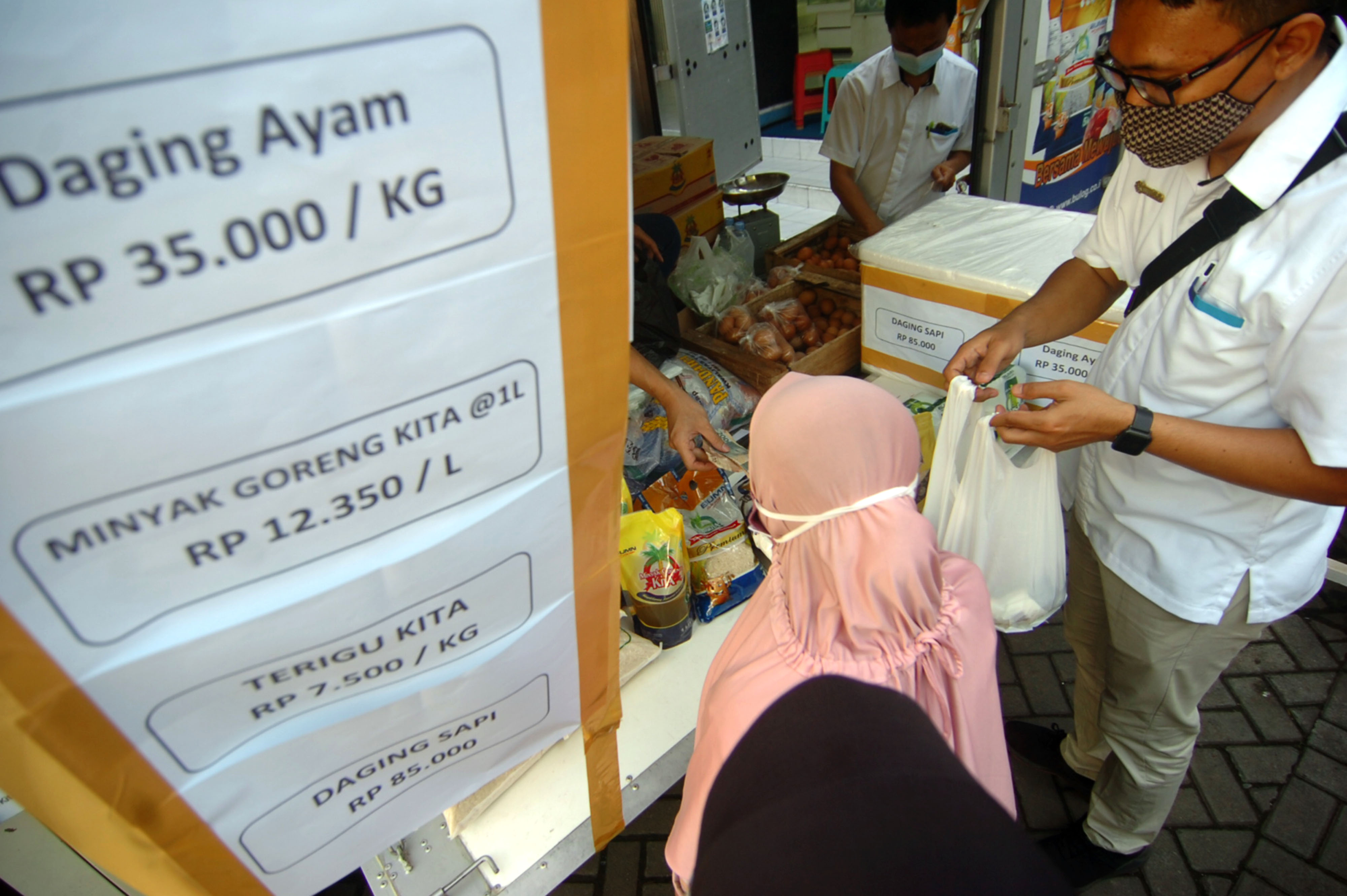 Operasi pasar murah Bulog di Pasar Pagi Tegal, Jawa Tengah, Rabu (23/12/2020)