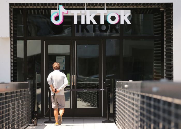 Ilustrasi: Logo Tiktok terlihat di kantor perwakilan Tiktok AS di Culver City, California.  
