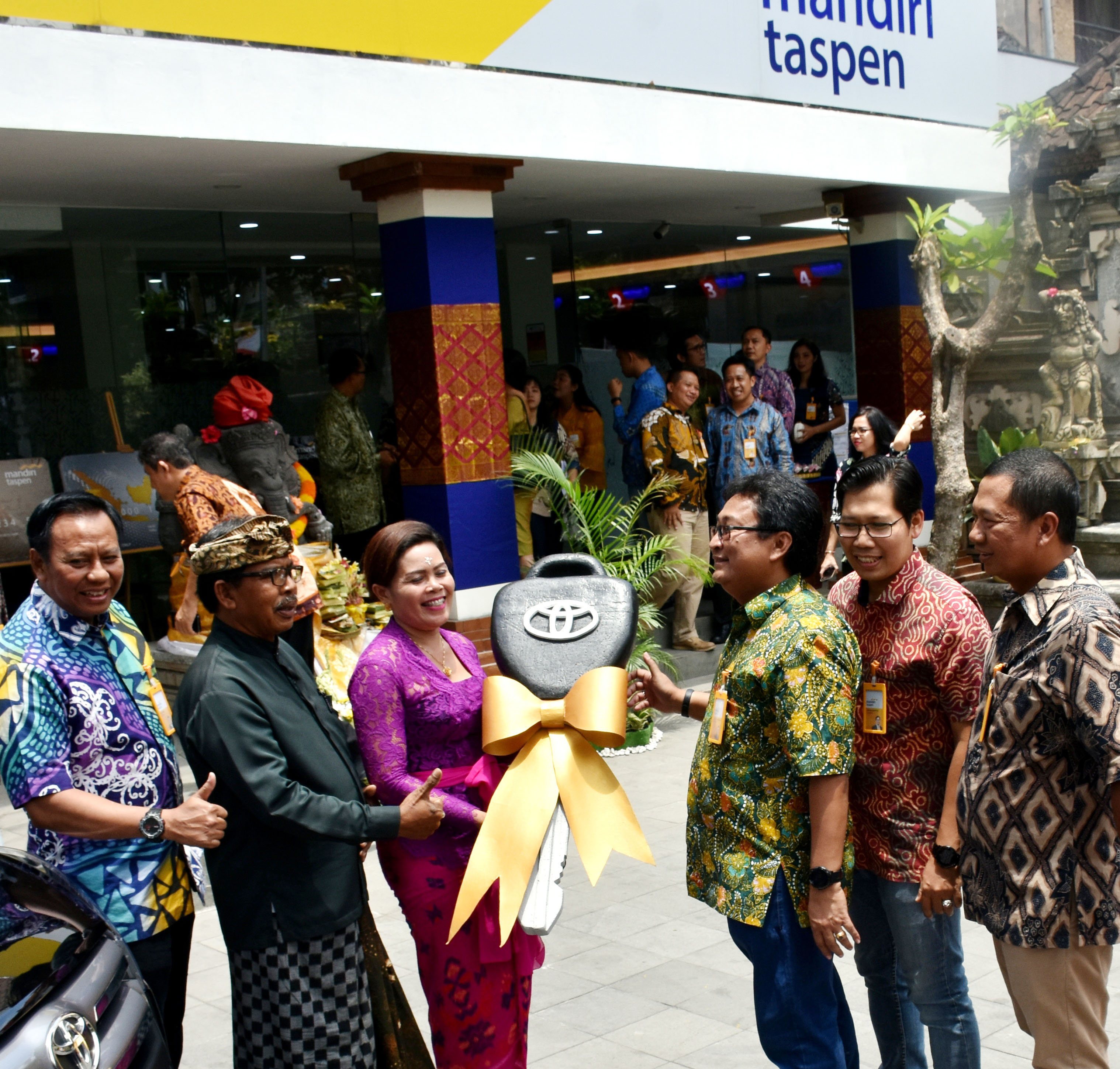 Direksi Bank Mantap menyerahkan hadiah mobil kepada seorang nasabah di Bali