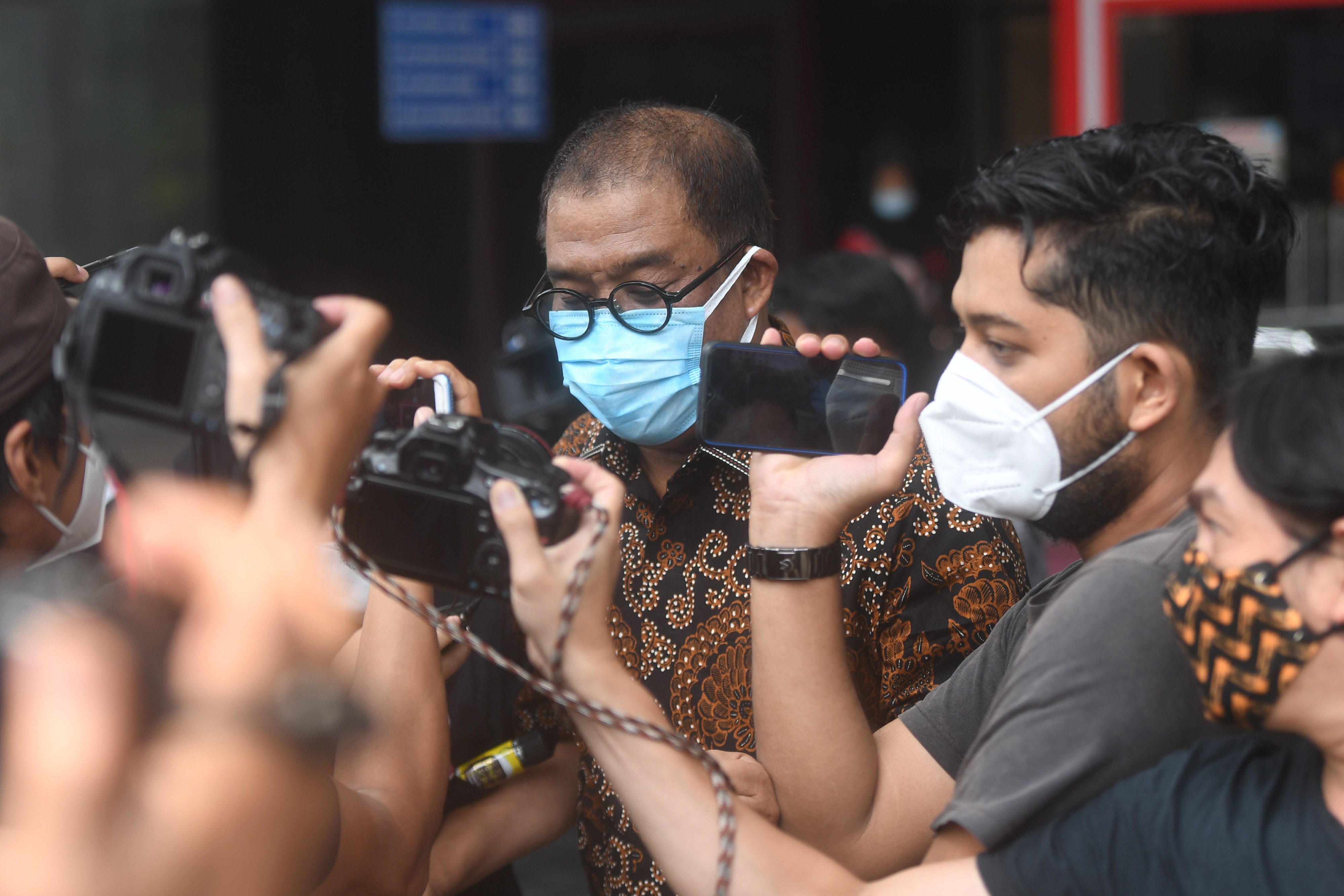 Sekjen Kemensos Hartono Laras meninggalkan gedung KPK usai menjalani pemeriksaan di Jakarta, Rabu (17/3).