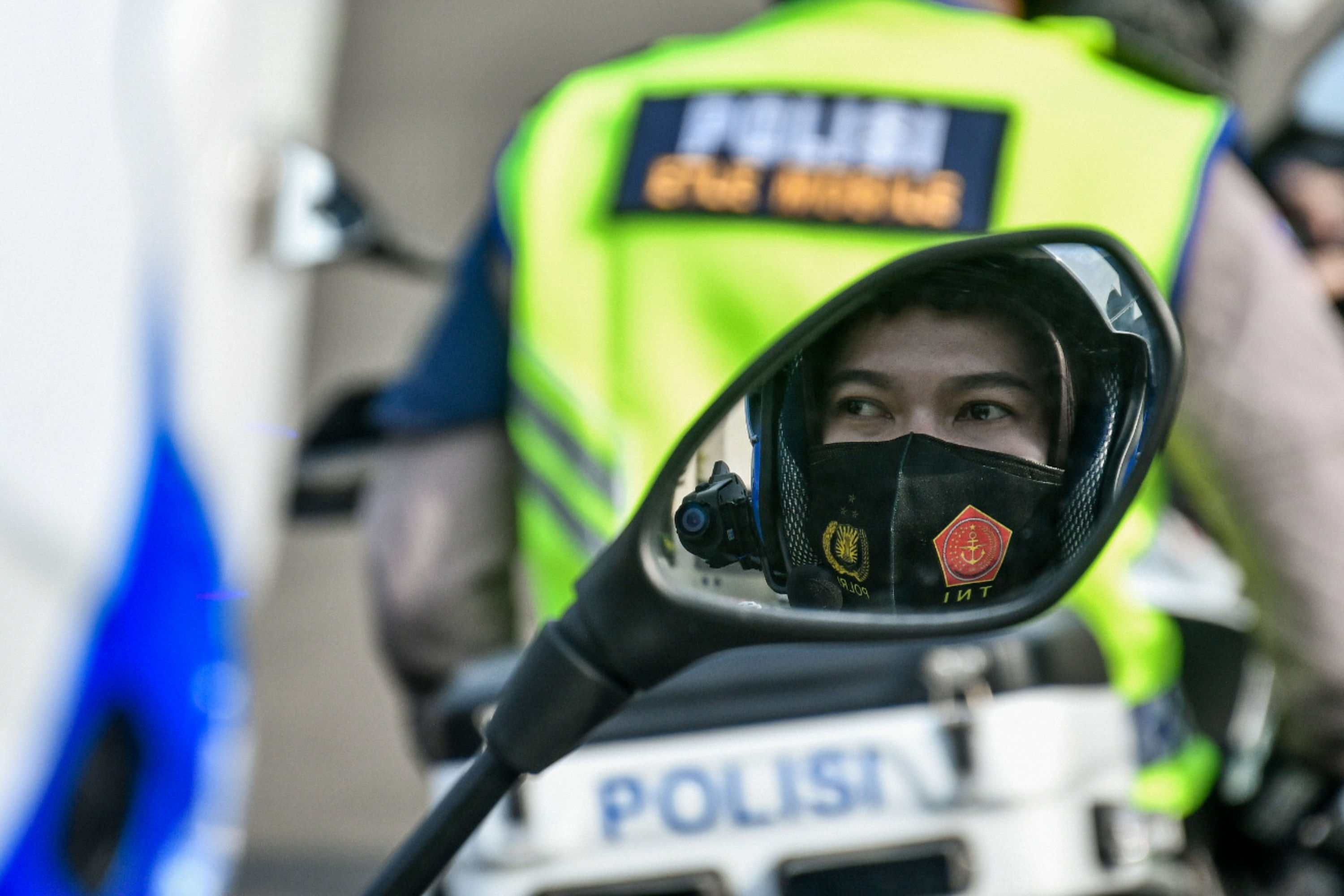 Anggota Kepolisian mengendarai sepeda motor saat mencoba kamera ETLE.