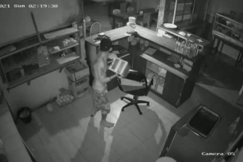 Aksi pencurian pelaku terekam CCTV.