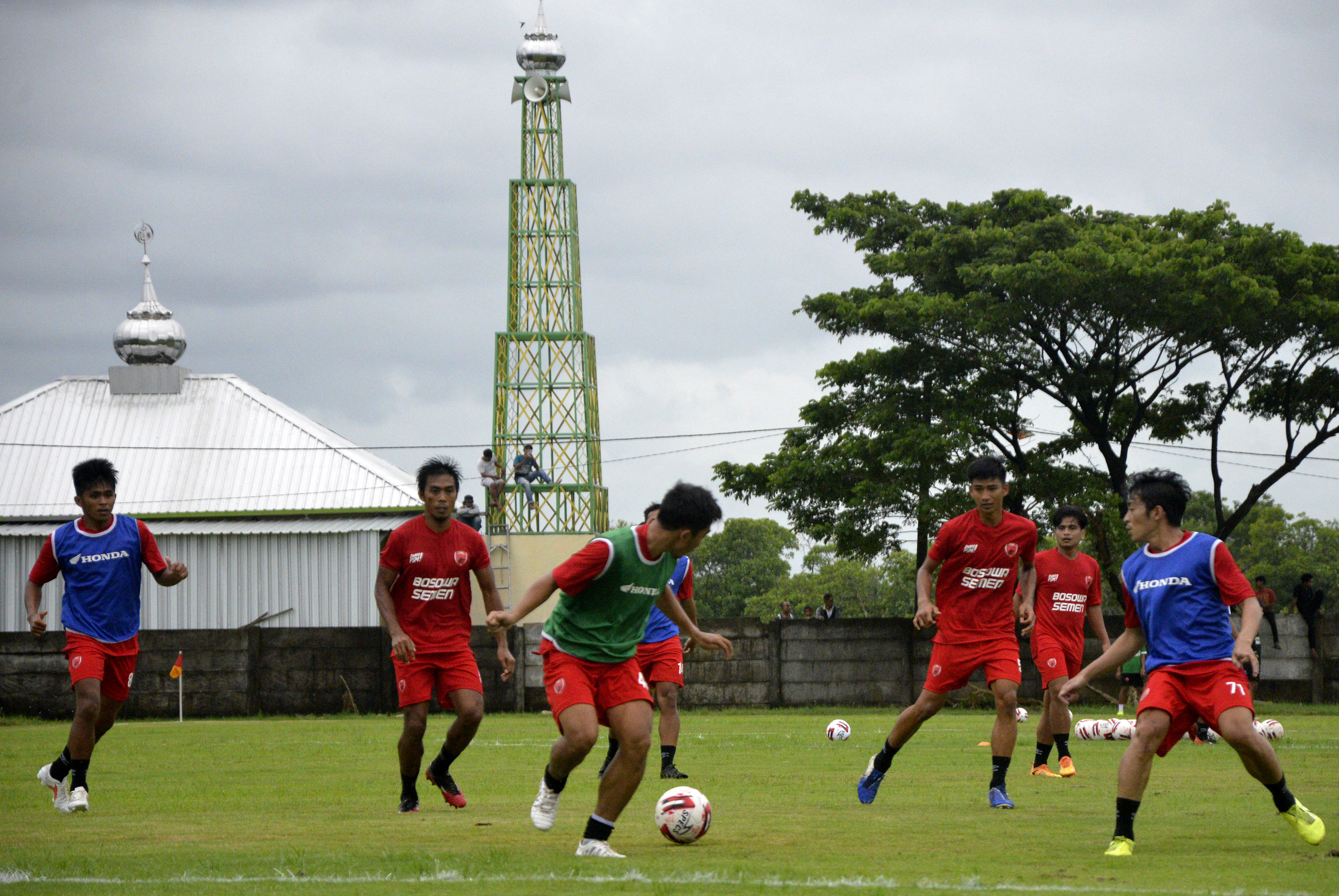 Sejumlah pesepak bola PSM Makassar menjalani latihan perdana di Lapangan Bosowa Sport Centre.