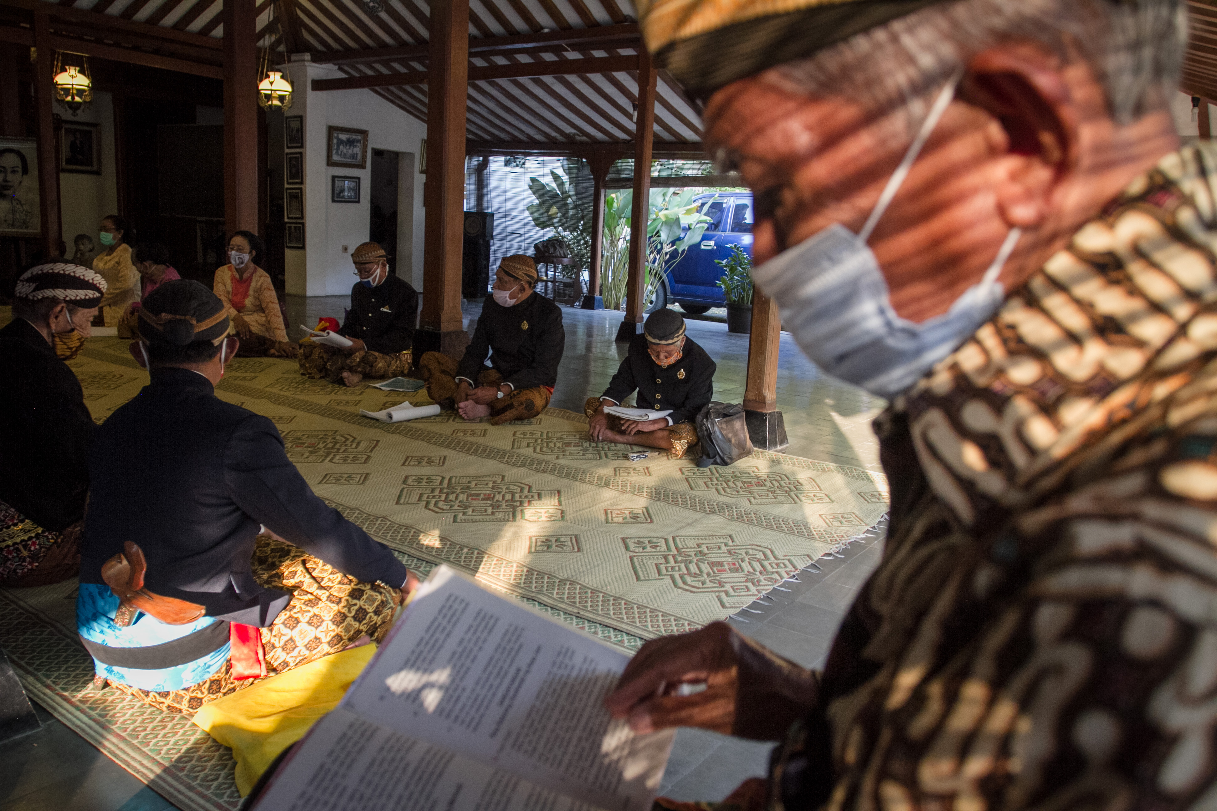 Abdi Dalem membaca Tembang Macapat atau puisi tradisional jawa di Dalem Kayonan, Keraton Kasunanan Surakarta, Solo, Jawa Tengah.