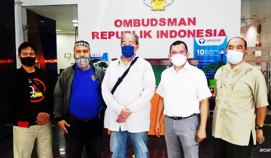 Sekjen FKMTI Agus Mulya (tengah) bersama Tim FKMTI saat melapor ke Ombudsman Republik Indonesia.