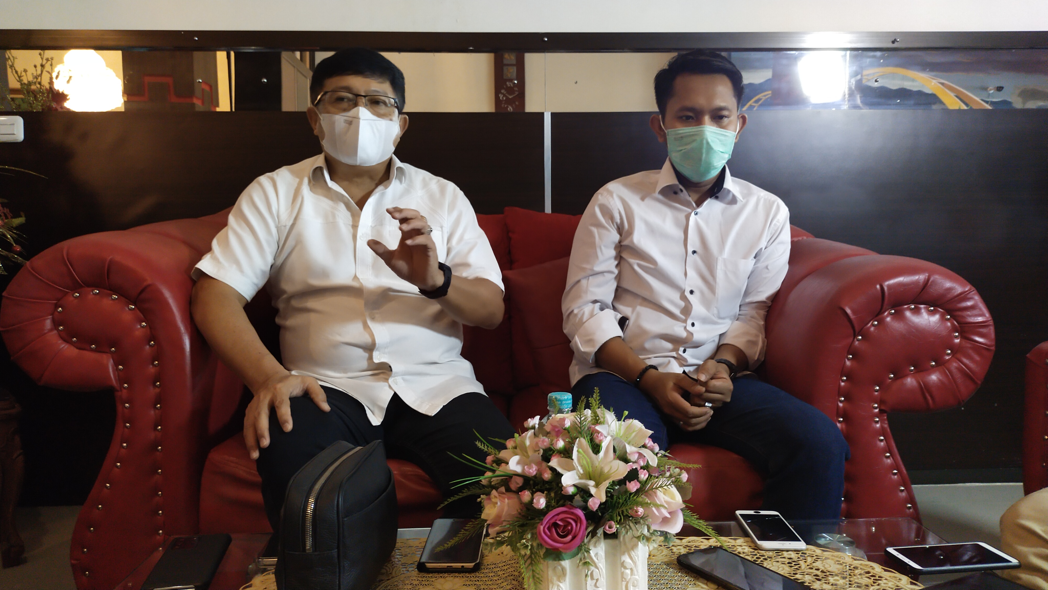 Darmin Sigilipu (kiri) da kuasa hukumnya Abd. Mirsad Buimin SH saat memberi penjelasan kepada wartawan usai sidang kode etik Komisioner KPU.