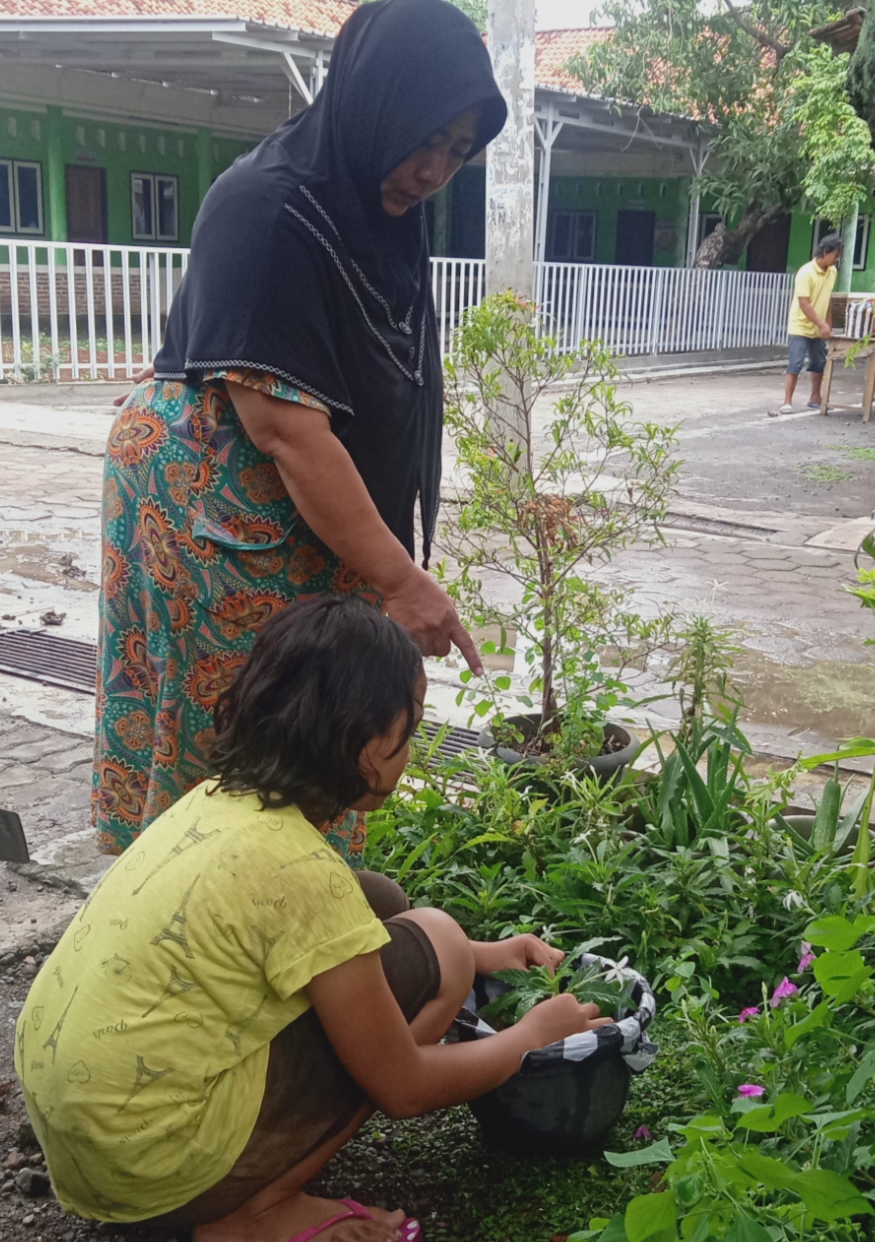 Saskia belajar membuat handsanitizer alami dari tanaman.