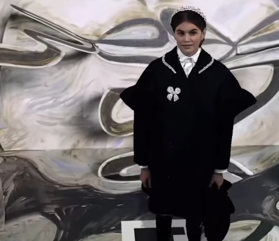 Model Kaia Gerber tampil dalam lookbook berteknologi AR di peluncuran koleksi kolaborasi Simone Rocha dengan H&M.