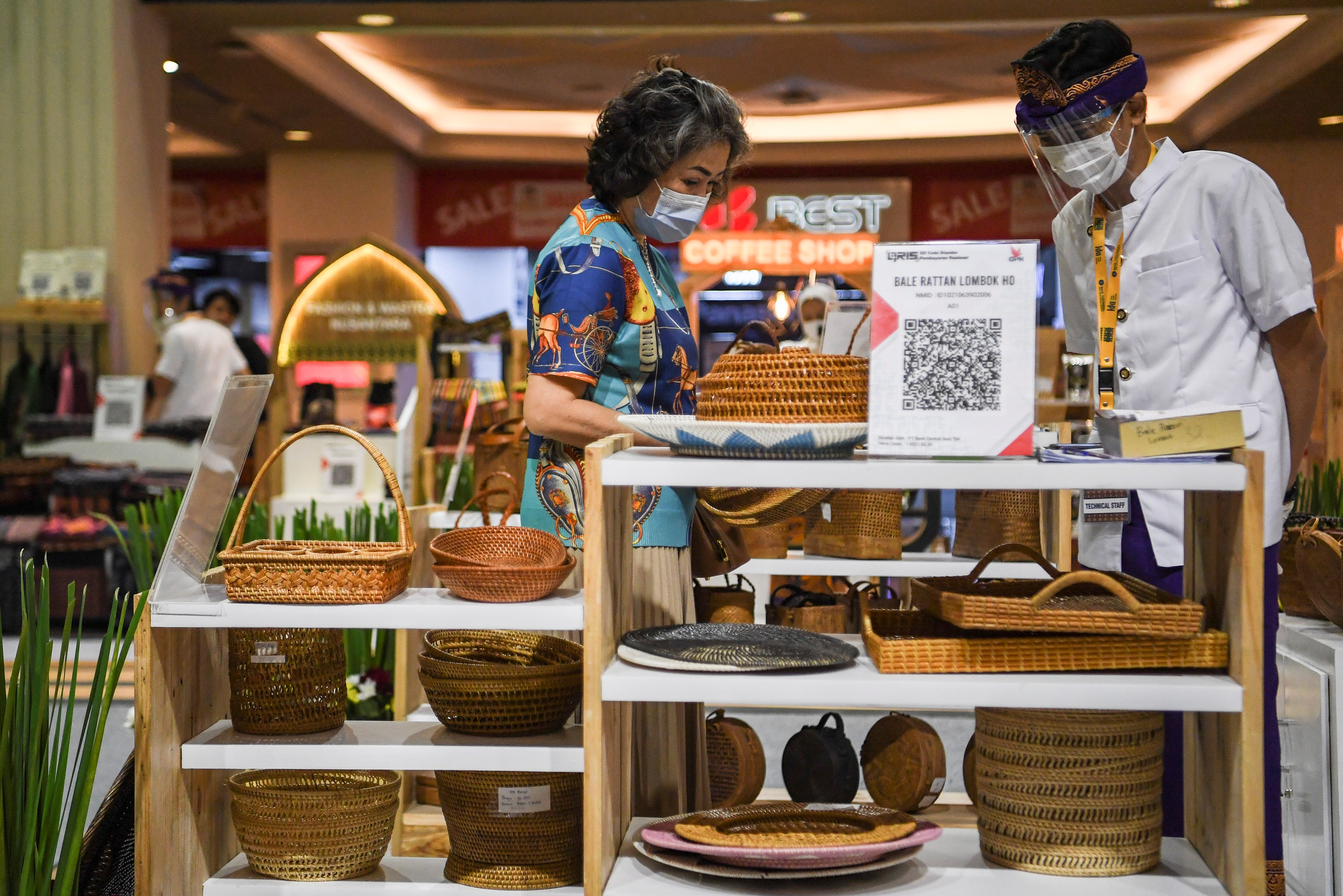 Pekerja menata kerajinan rotan Lombok saat pameran Produk Unggulan UMKM Balinusra di Grand Indonesia, Jakarta, Rabu (24/3).