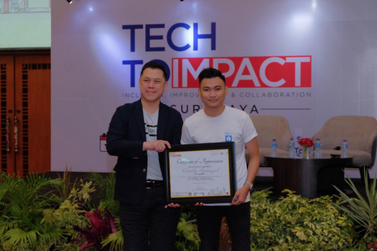 Renaldy Pujiansyah menerima penghargaan atas prestasinya merintis bisnis.