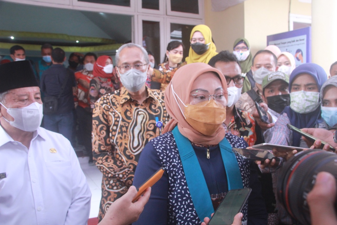 Menaker Ida Fuziyah (tengah) saat berkunjung ke Maluku Utara