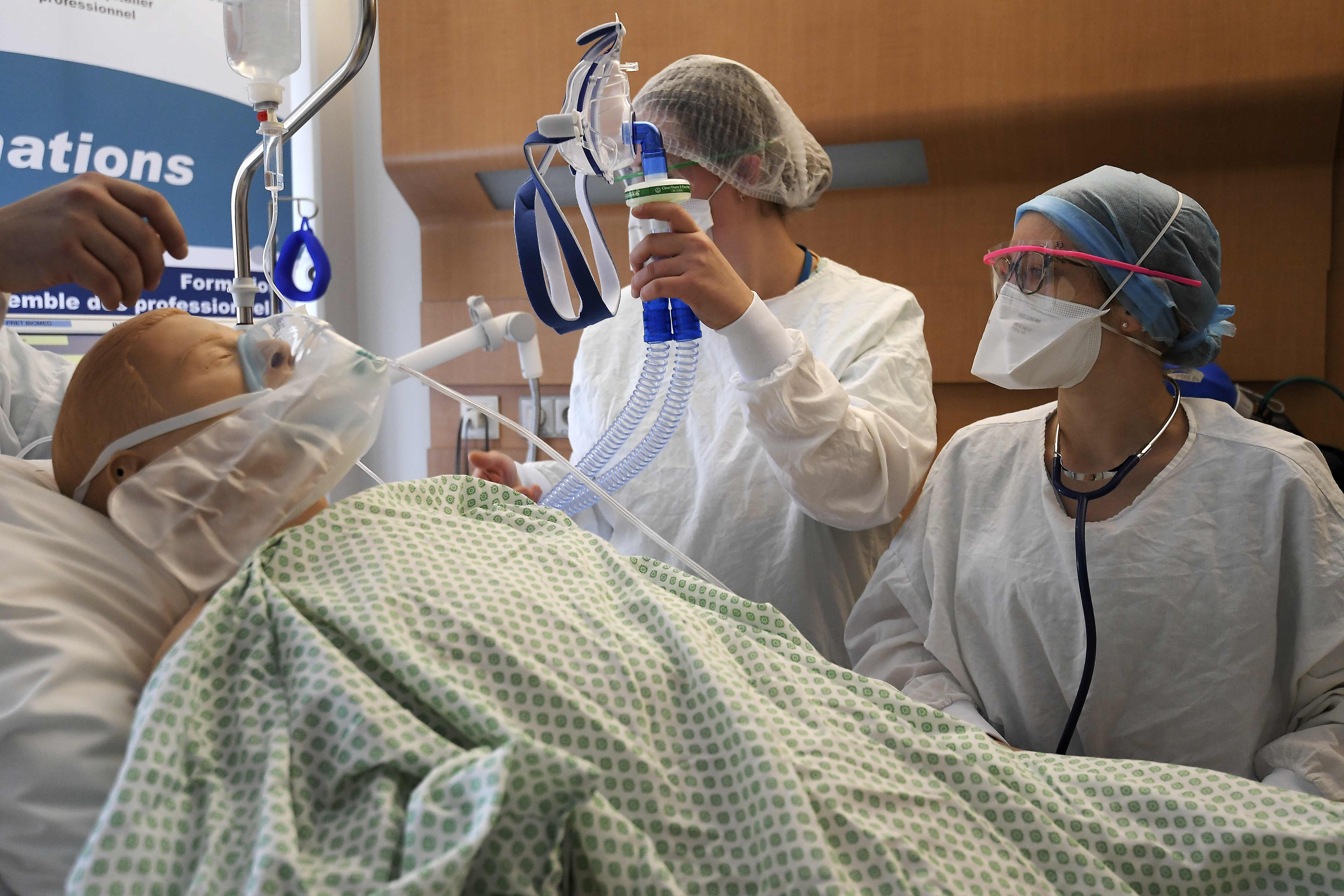 Dokter dan perawat yang akan ditempatkan di ruang ICU untuk merawat pasien covid-19 berlatih di rumah sakit latihan di Strasbourg, Prancis.