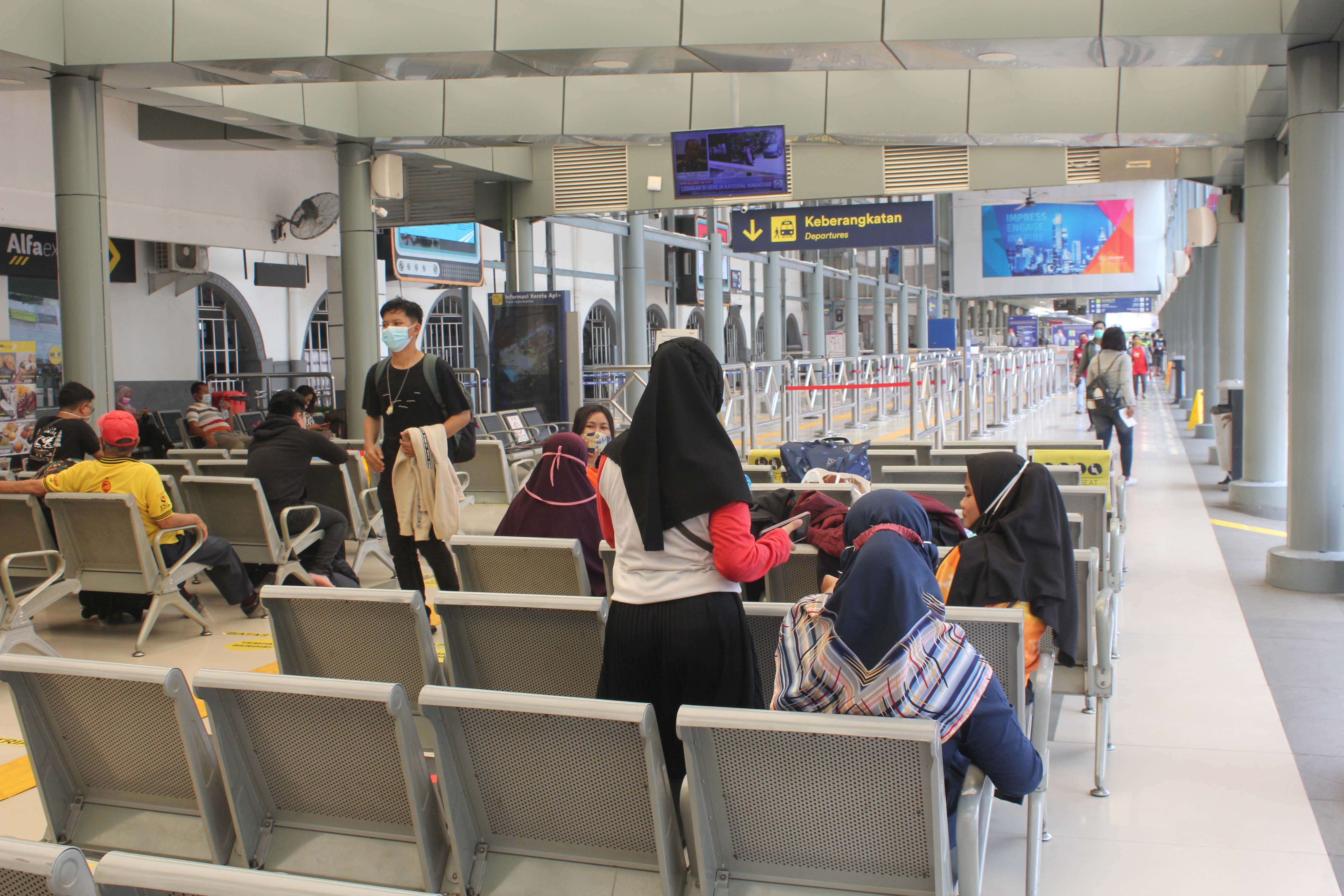 Para penumpang kereta api menanti keberangkatan di Ruang Tunggu Stasiun Kereta Api, PS Senen, Jakarta, Minggu (28/3/2021)