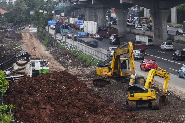 Suasana aktivitas di proyek kereta cepat (High Speed Railway) Jakarta-Bandung di Bekasi, Jawa Barat, Sabtu (29/2/2020). 