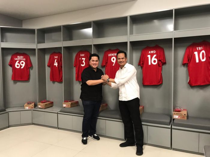 Eric Thohir berjabat tangan dengan pemegang saham PT Persis Solo Saestu (PSS) Her Suprabu di Solo, Sabtu (21/9/2020).