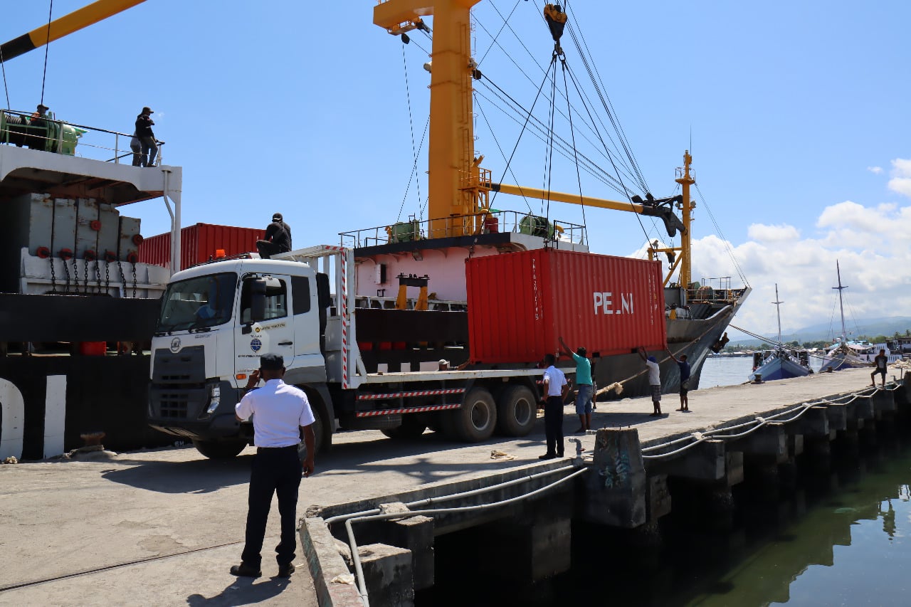 19 Kontainer Muatan Balik via Tol Laut Dari Lewoleba ke Surabaya