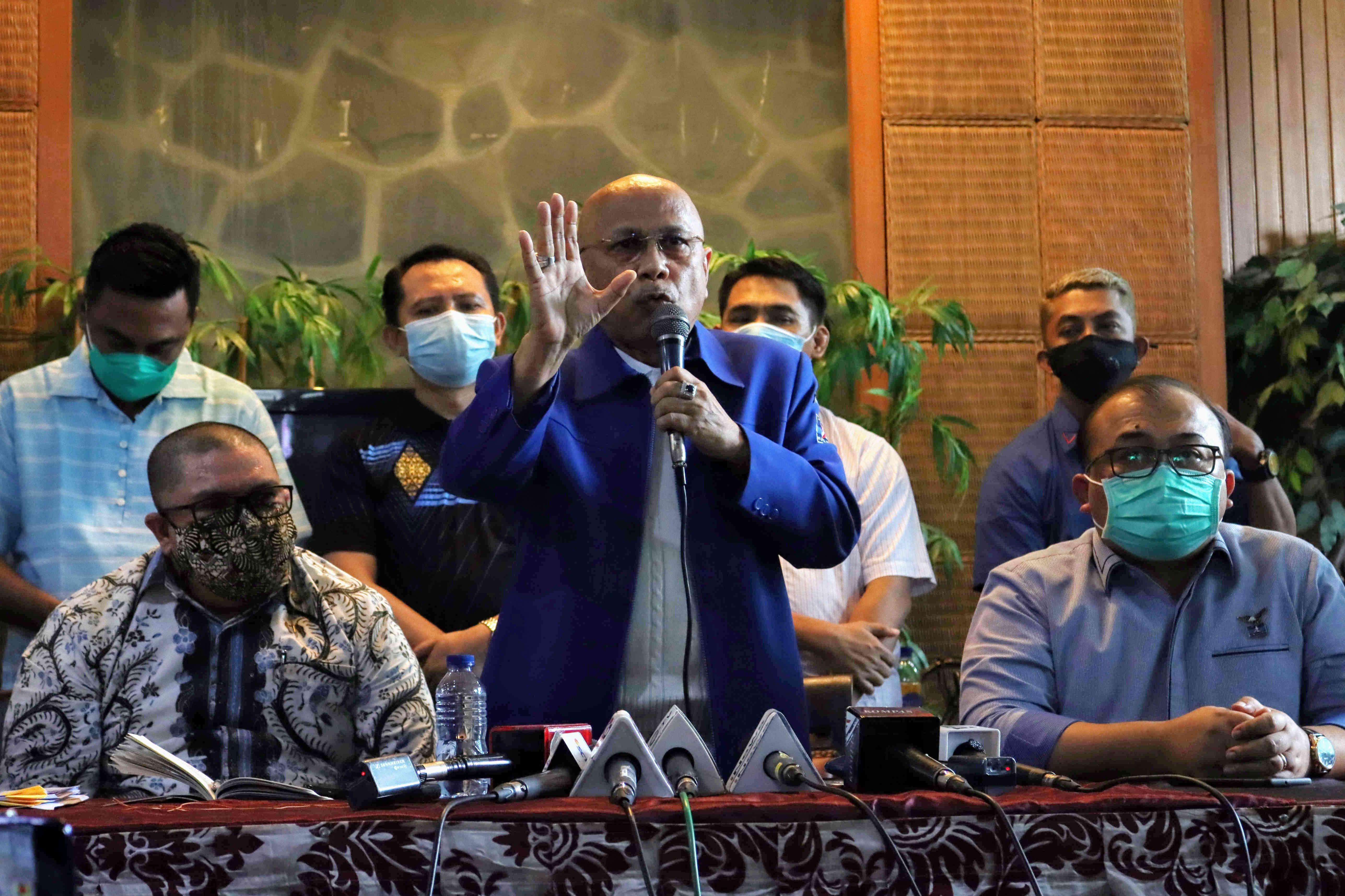 Salah satu inisiator Kongres Luar Biasa (KLB) Partai Demokrat di Deli Serdang, Darmizal (jas biru) memberikan pernyataan.