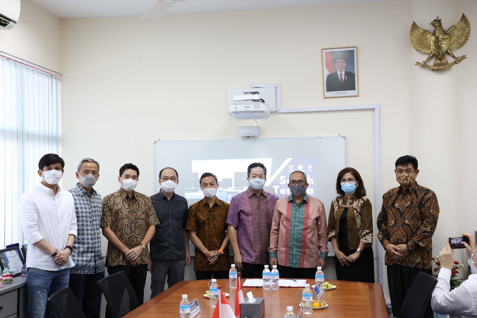 Duta Besar RI untuk Singapura (ketiga dari kanan) usai penyerahan bantuan, Selasa (9/3/2021).