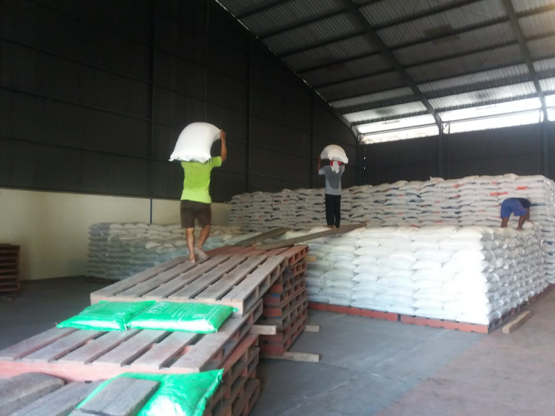 Mitra kontraktor gabah mulai memasukkan beras ke gudang Bulog Subdivre Surakarta, Senin (22/3/2021).
