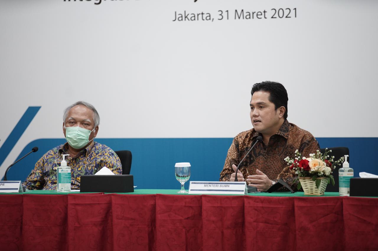 Menteri PUPR Basuki Hadimuljono (kiri) dan Menteri BUMN Erick Thohir.