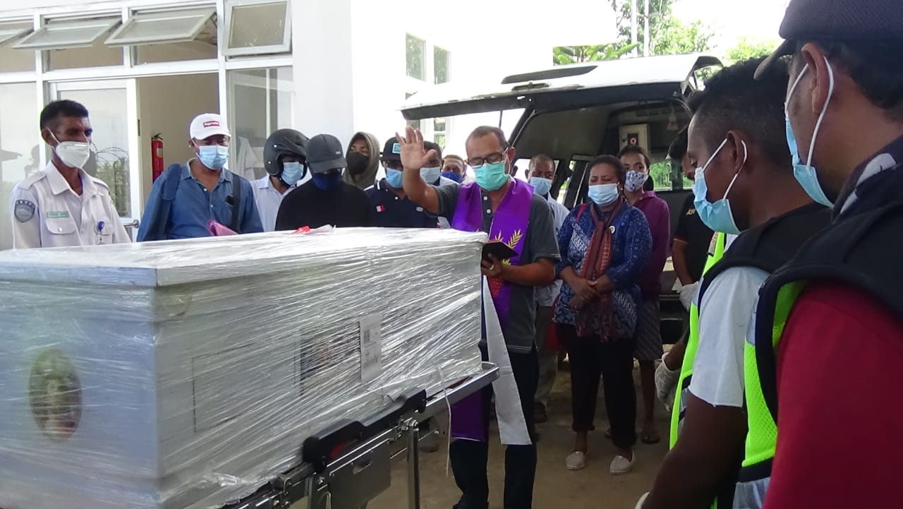 Jenazah Donatus Ola Perada diberkati r Romo Emanuel Temaluru saat tiba di Bandara Gewayan Tanah Larantuka, Kabupaten Flores Timur, NTT