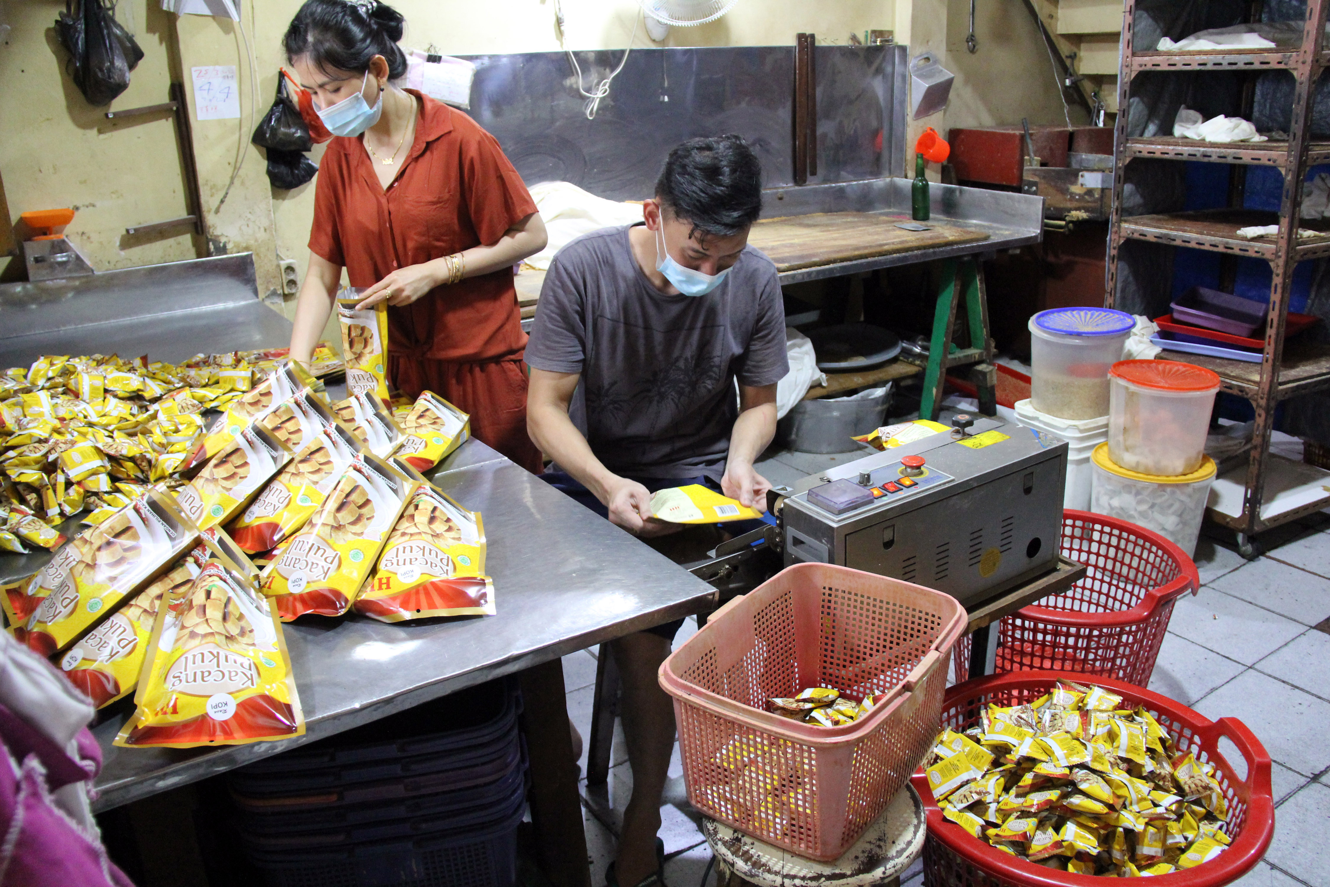 Pelaku UMKM di NTB mengemas makanan ringan