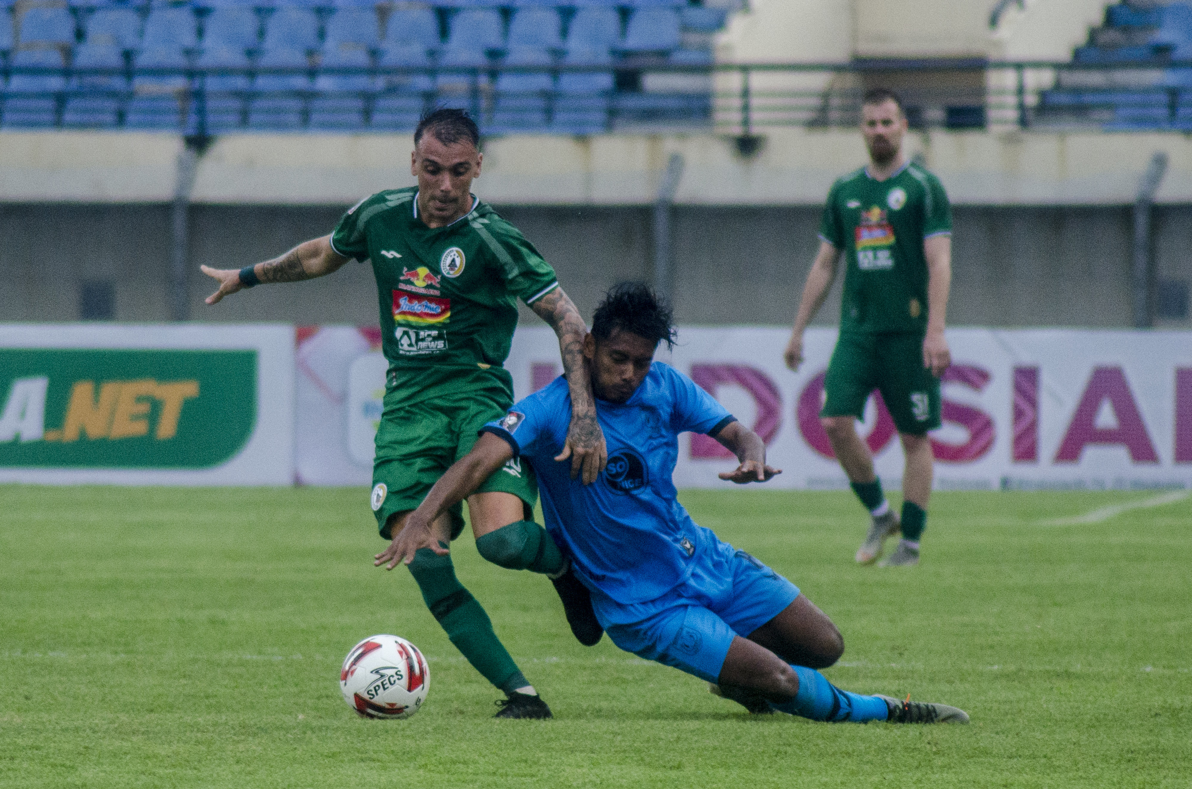 Pemain PSS Sleman Nico Velez (kiri) berebut bola pemain Persela Syahroni (kanan) pada laga lanjutan grup C Piala Menpora 2021.
