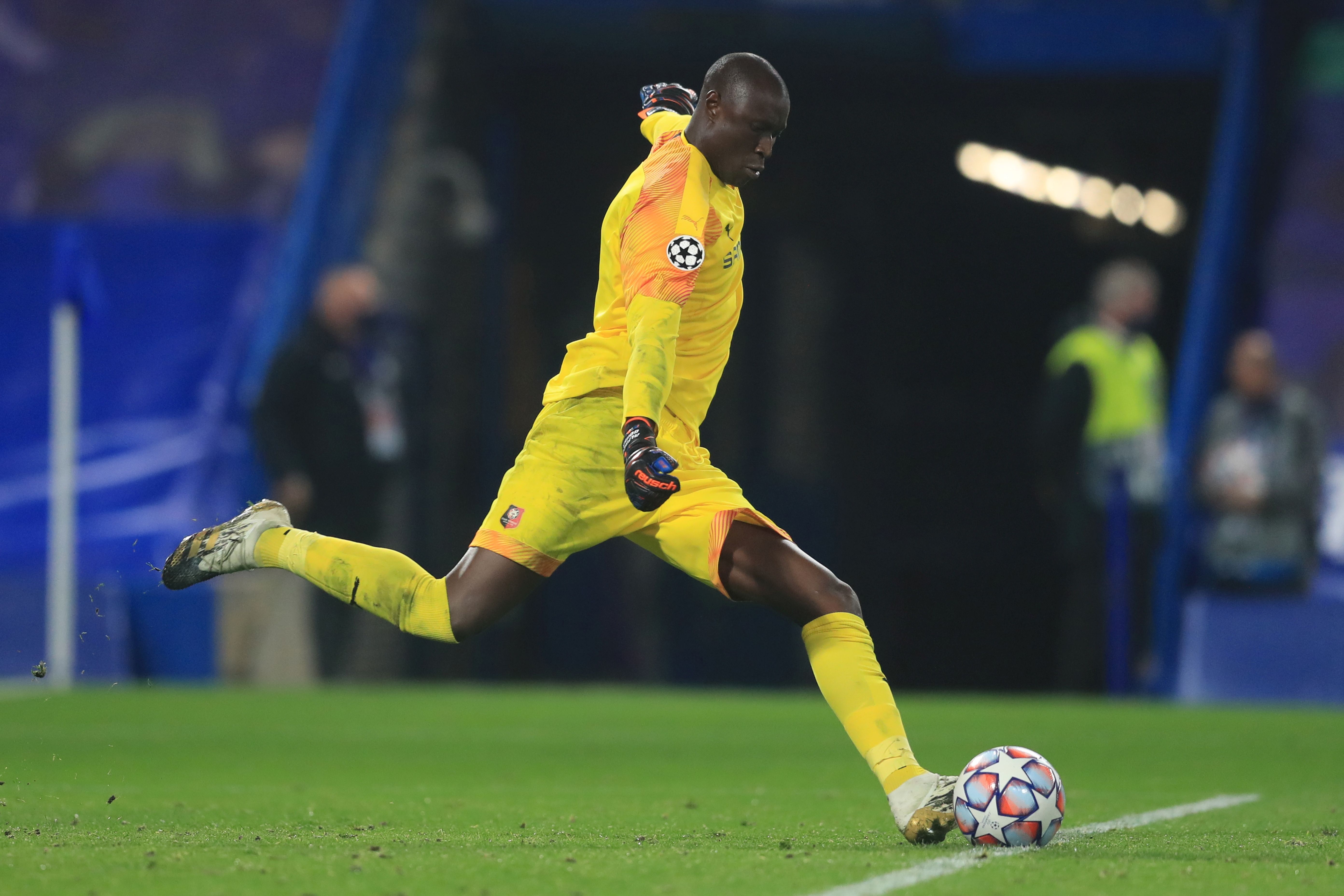 Penjaga gawang Rennes Alfred Gomis, salah satu pemain Senegal yang bermain di Prancis.
