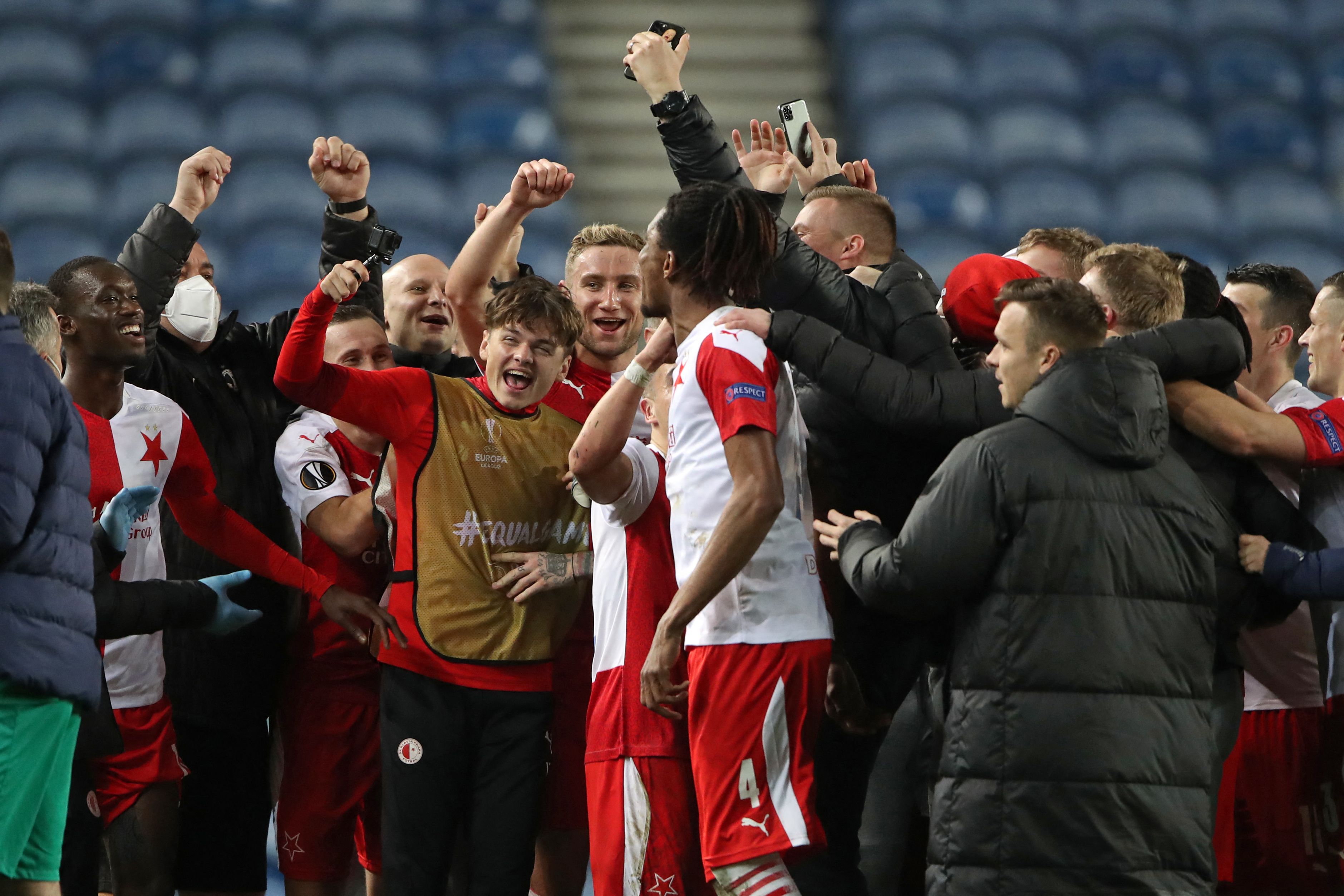 Para pemain Slavia Praha merayakan keberhasilan mereka lolos ke perempat final Liga Europa setelah meraih kemenangan di kandang Rangers.