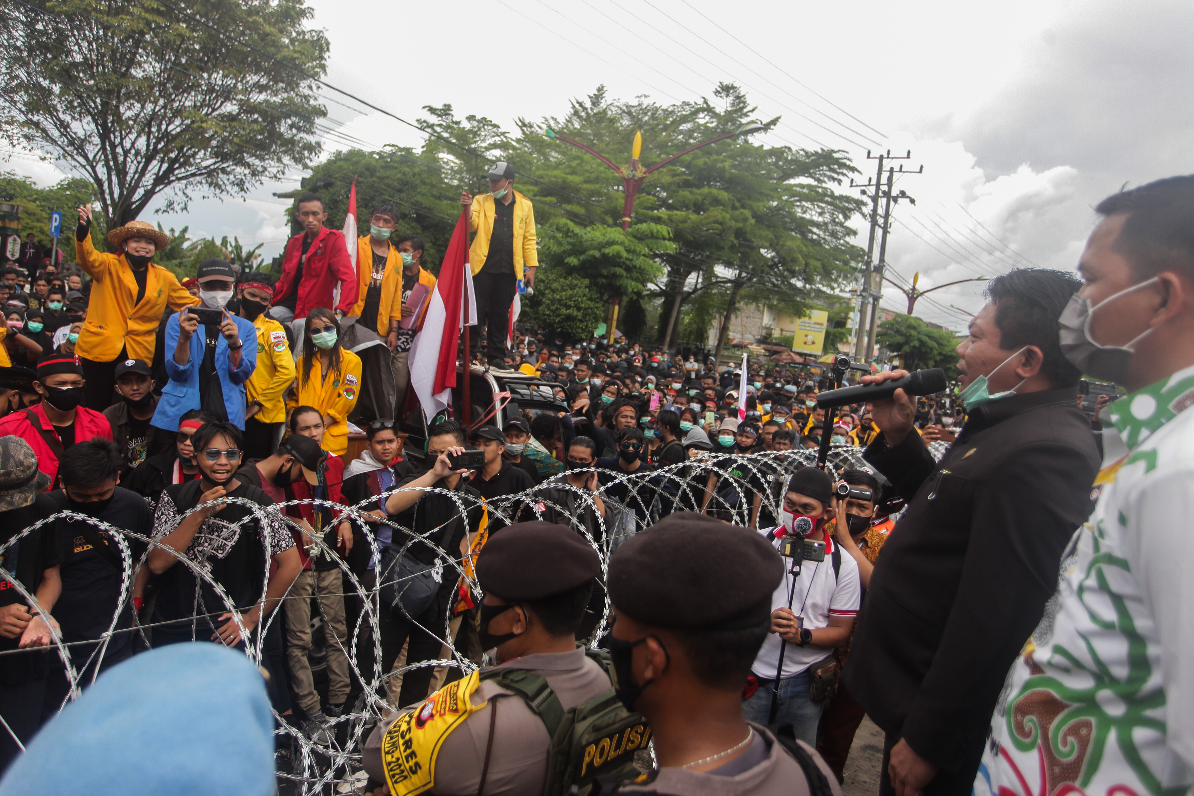 Mahasiswa berunjuk rasa menolak omnibus law, di depan DPRD Provinsi, Palangkaraya, Kalimantan Tengah, Kamis (15/10/2020).