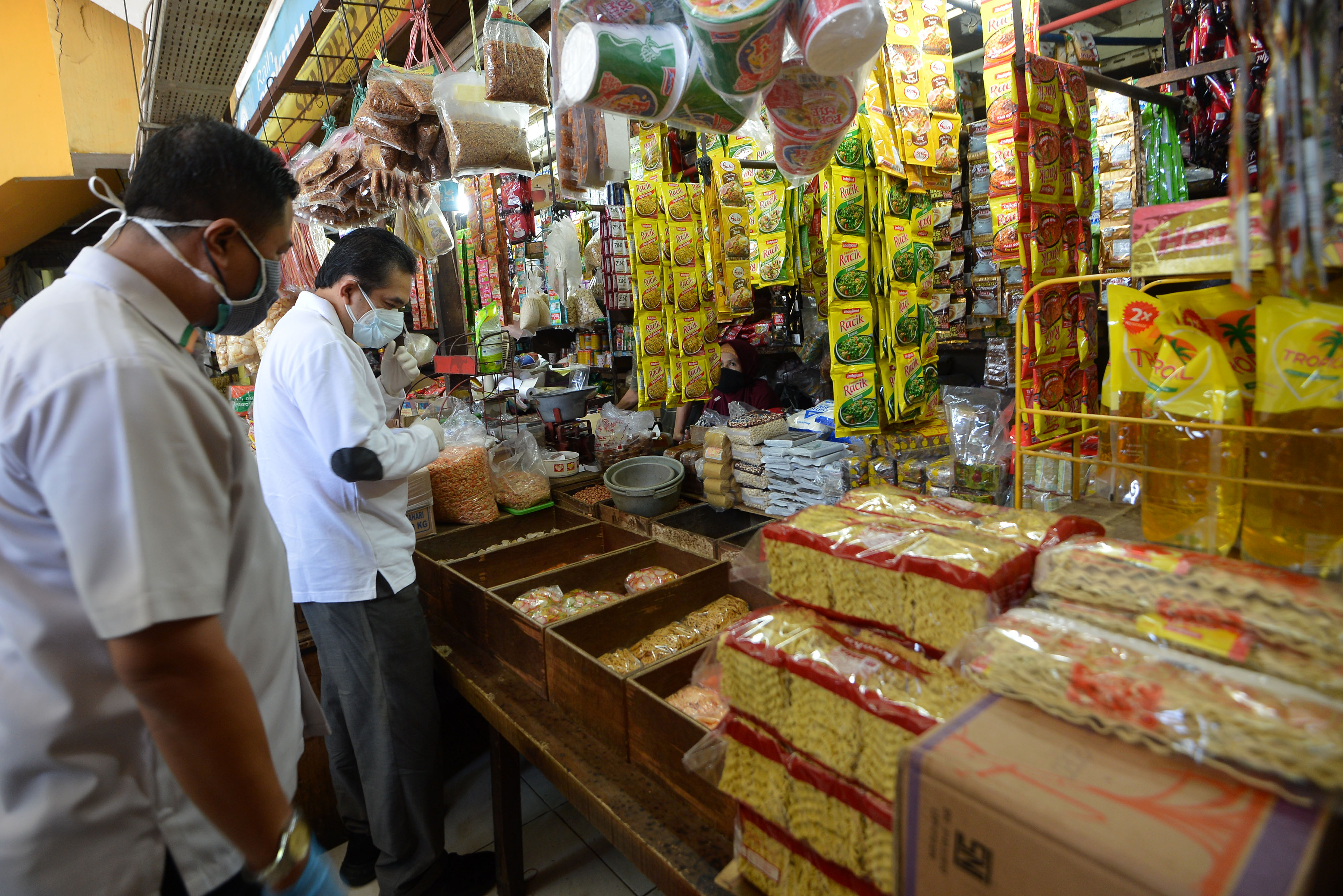 Pedagang sembako di pasar