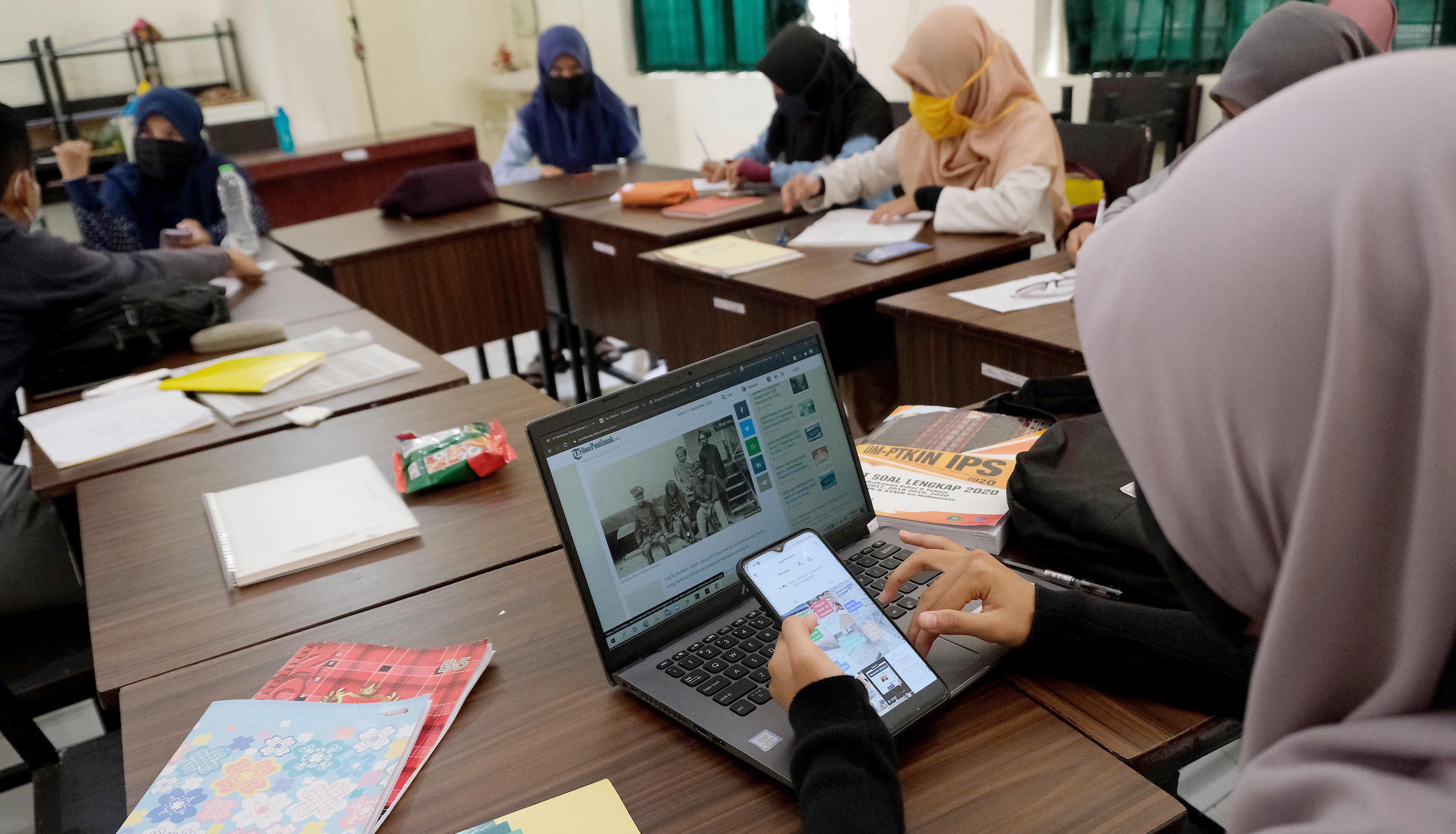 5.044 Santri Ikuti Ujian Nasional Imtihan Wathani 1442 H