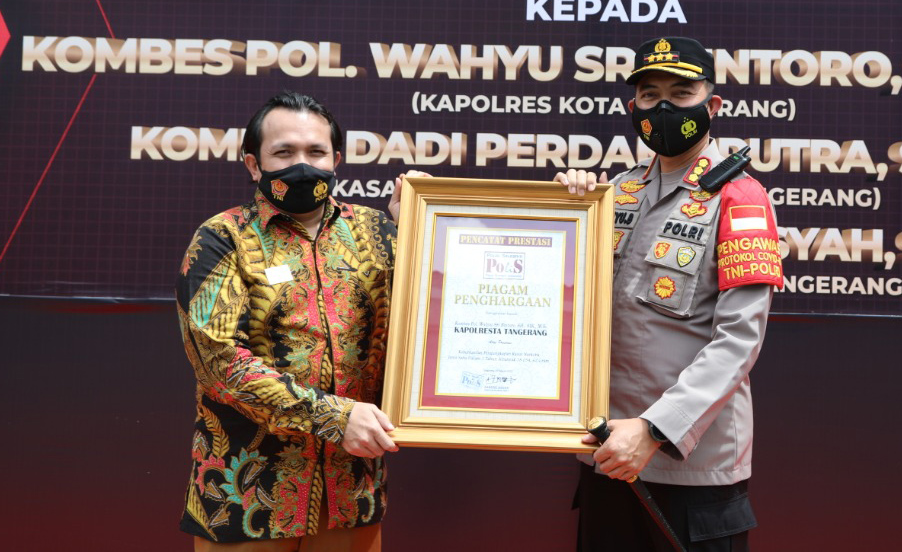 Kapolresta Tangerang Kombes Wahyu Sri Bintoro saat menerima penghargaan dari lembaga Polisi Selebriti Indonesia, Senin (8/3). 