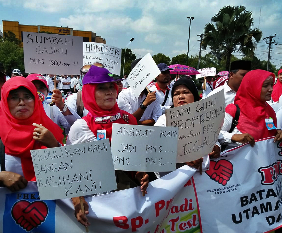TUNTUTAN GURU HONORER: Sejumlah guru honorer berunjuk rasa di Klaten, Jateng menuntut pemerintah untuk mengangkat menjadi CPNS tanpa syarat