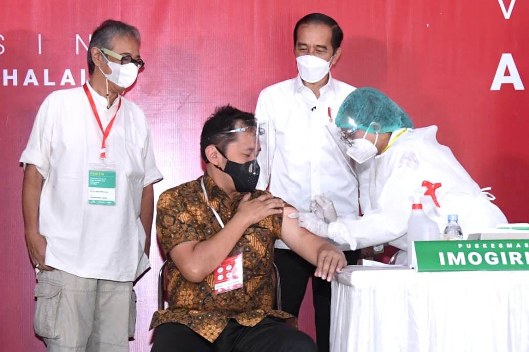 Presiden Joko Widodo menyaksikan pelaksanaan vaksinasi untuk seniman dan budayawan Yogyakarta, Rabu (10/3).