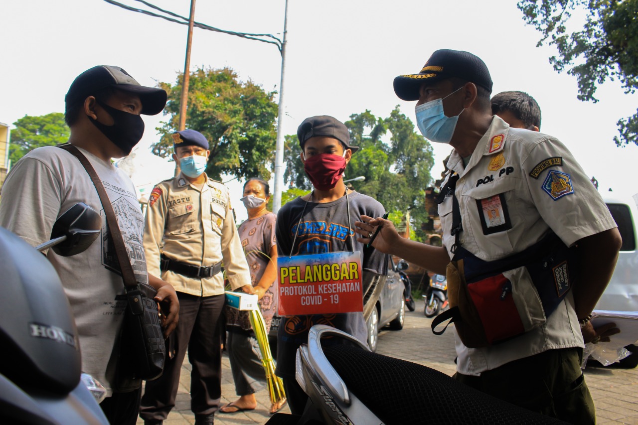 Di Bali, Warga Bandel Dikalungi Tulisan Pelanggar Prokes