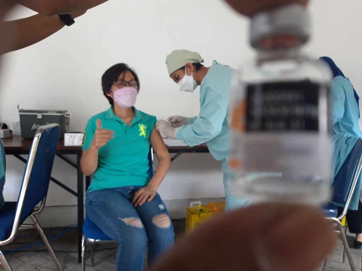 Seorang guru di Kota Malang tengah menjalani vaksinasi