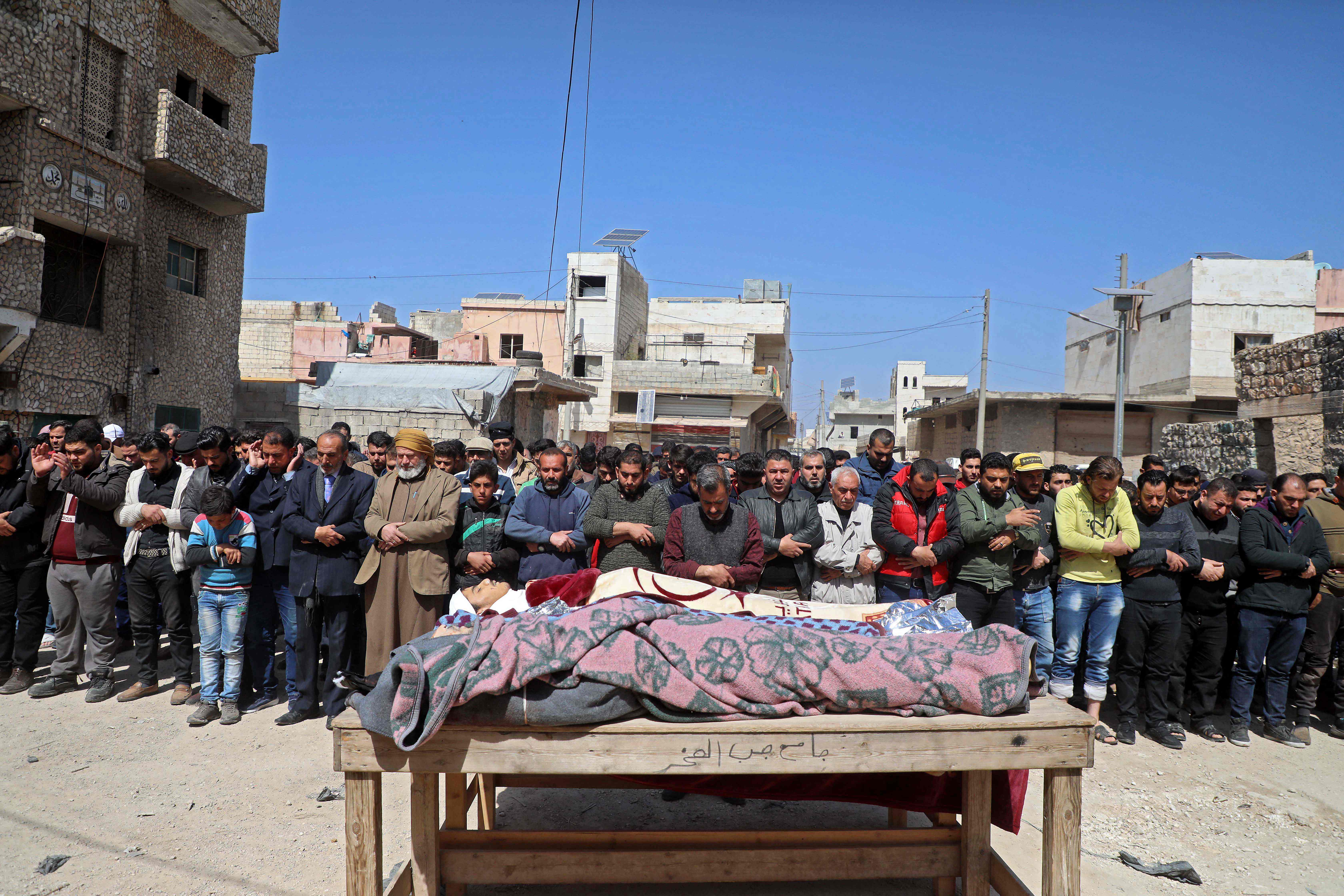 Warga berdoa di upacara pemakaman korban aksi penyerangan rezim Assad di Aleppo, Suriah.