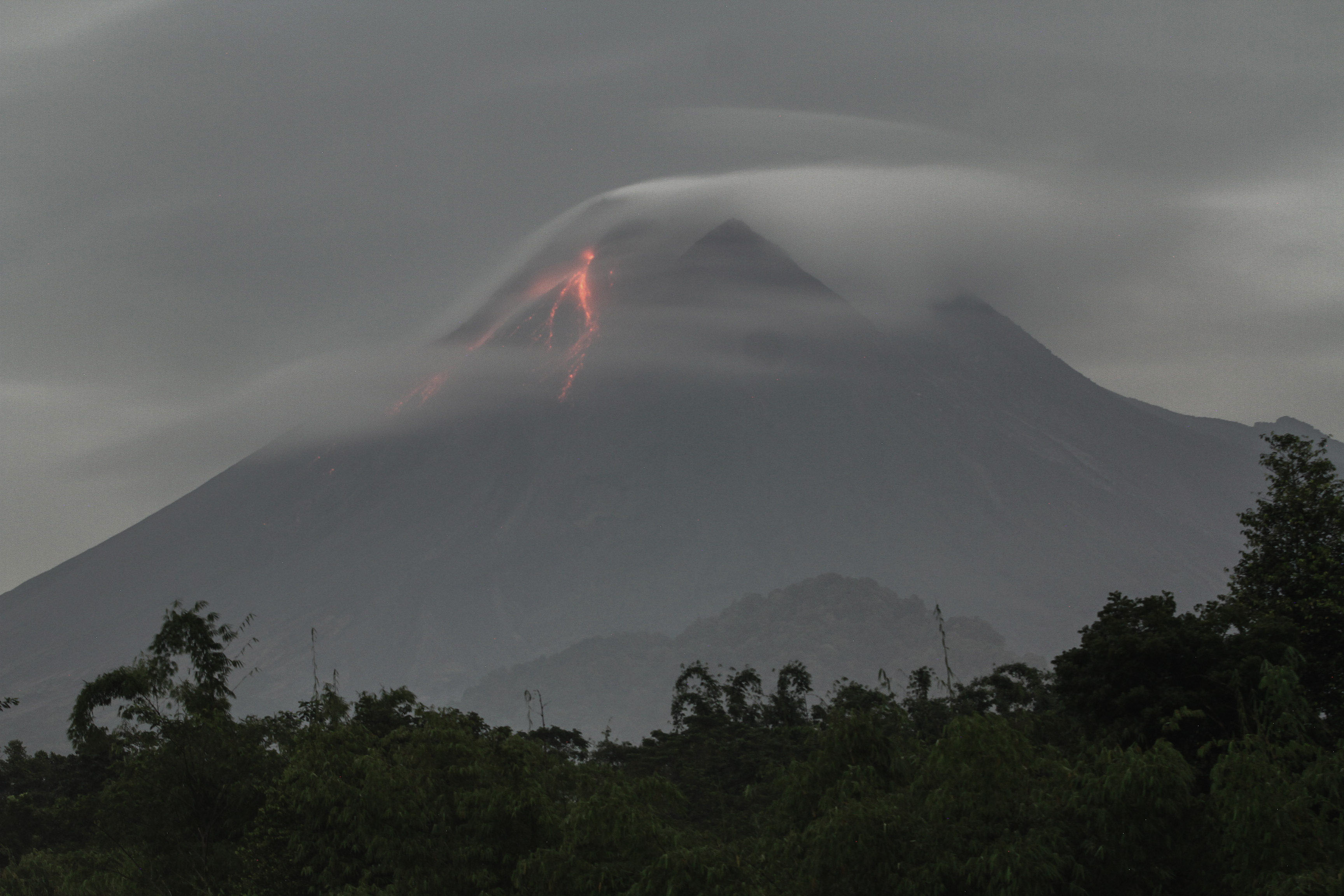 Guguran lava pijar terlihat dari Desa Hargobinangun, Pakem, Sleman, DI Yogyakarta, Sabtu (27/2/2021).