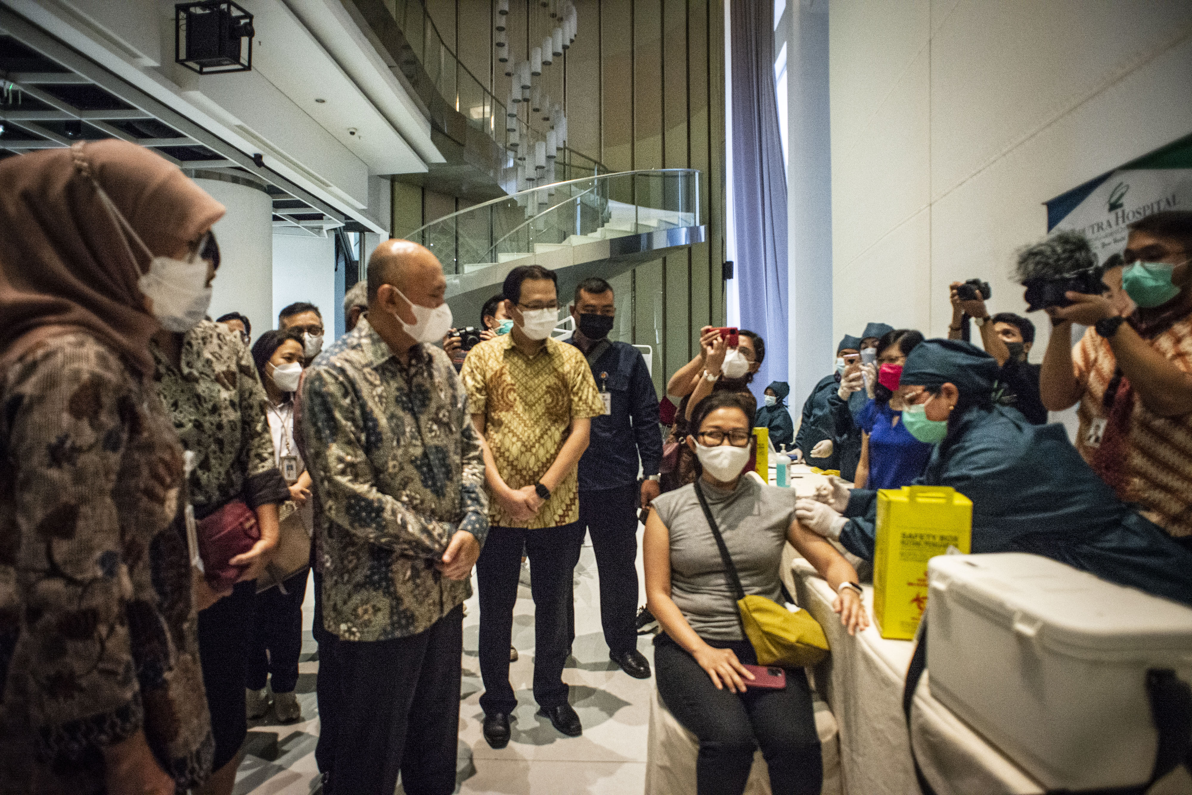  Menkop UKM Teten Masduki (kedua kiri) meninjau vaksinasi COVID-19 untuk pelaku usaha mikro kecil menengah (UMKM)