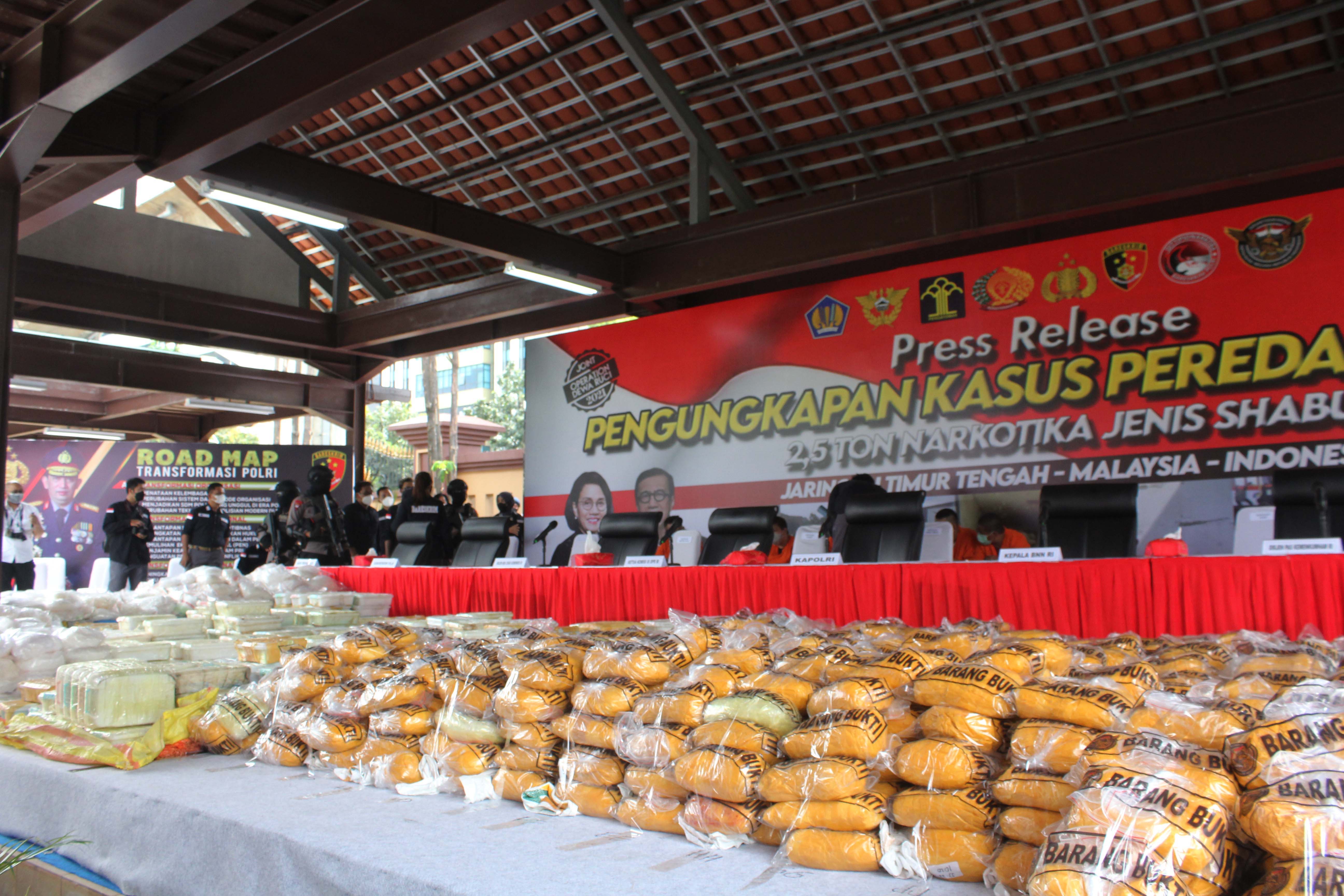 Bareskrim Polri dan Satgassus Polri membeberkan peredaran narkotika jenis Sabu seberat 2,5 ton asal jaringan Internasional Timur Tengah