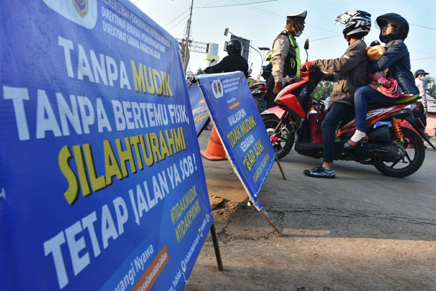 Penyekatan kendaraan pribadi mulai dilakukan di sejumlah daerah,  harus ada surat keterangan bebas covid-19 dari hasil antigen