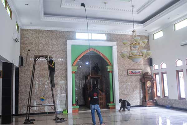 Relawan dari komunitas Kawan Ukhuwah membersihkan Masjid Al-Mukhlishin di Sabandar, Karangtengah, Cianjur, Jawa Barat 