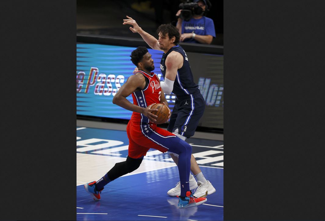 Pemain Philadelphia 76ers Joel Embiid (kiri) berusaha melakukan lay up.